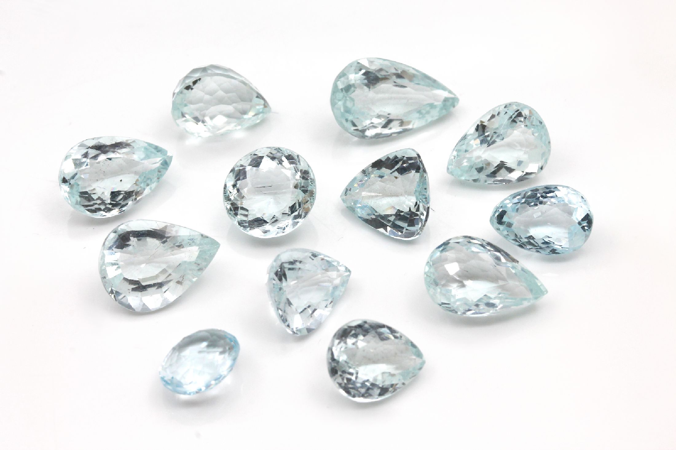 Detail a: Lot 12 lose Aquamarine zus. ca. 34 ct, versch. Größen und Formen