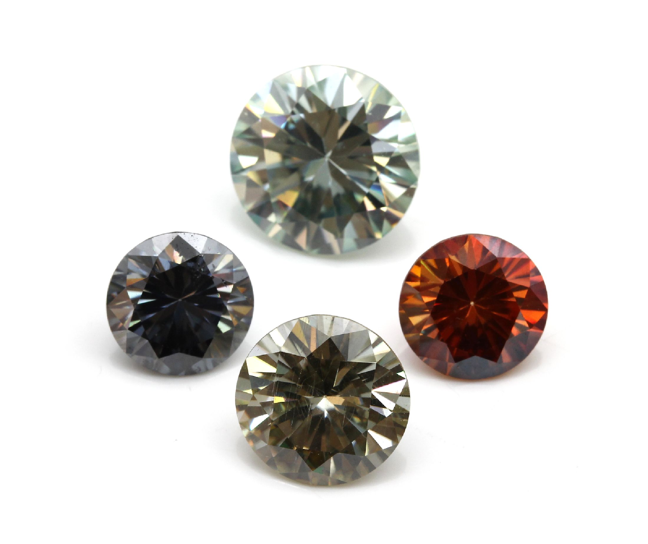 Konvolut Moissanite: 4 rundfacett. bläulich grüne Moissanite zus. ca. 17.20 ct; 11 bunte rundfacett. Moissanite zus. ca. 17.20ct