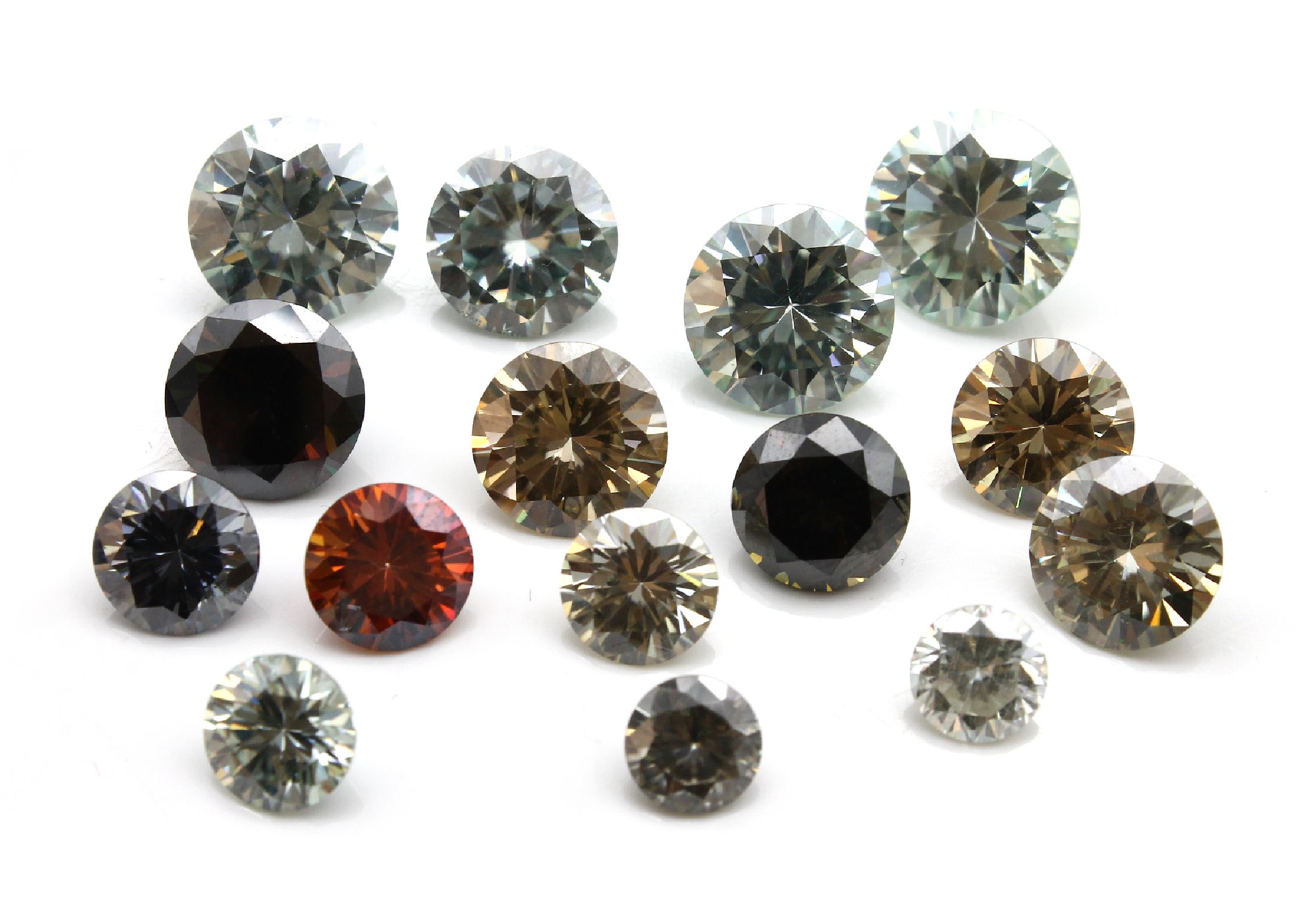 Detail a: Konvolut Moissanite: 4 rundfacett. bläulich grüne Moissanite zus. ca. 17.20 ct; 11 bunte rundfacett. Moissanite zus. ca. 17.20ct