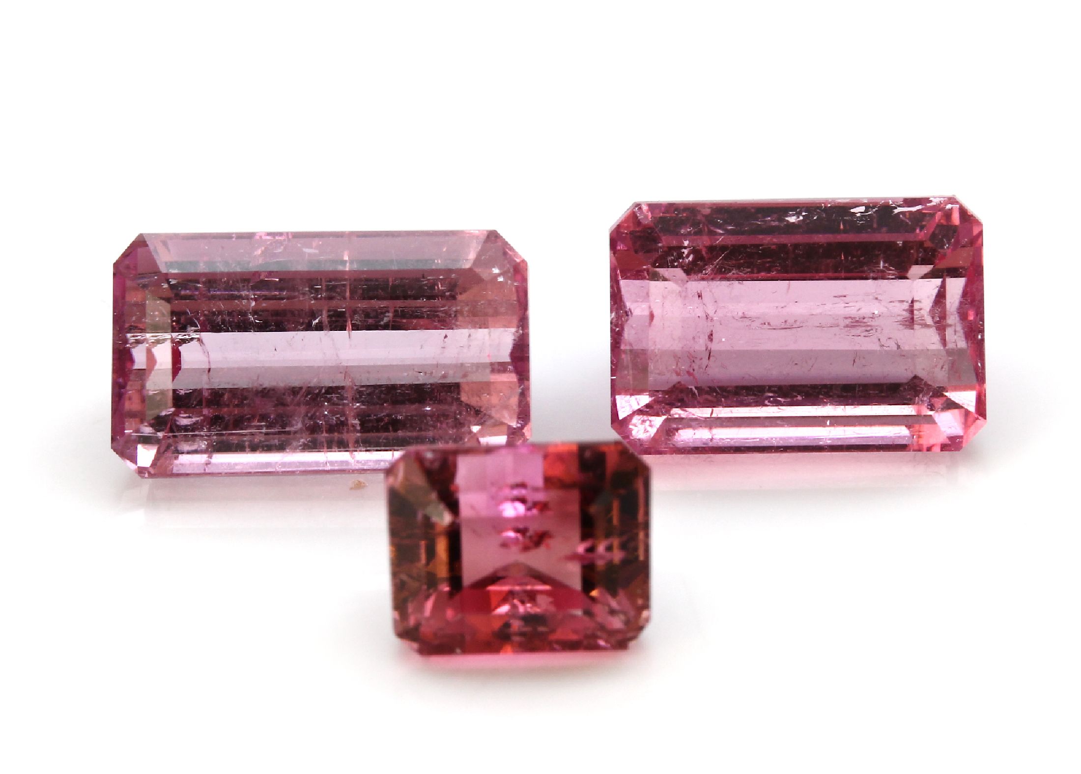 Lot Turmaline zus. ca. 88 ct, überwiegend Rubelith, versch. Größen, Formen und Farben