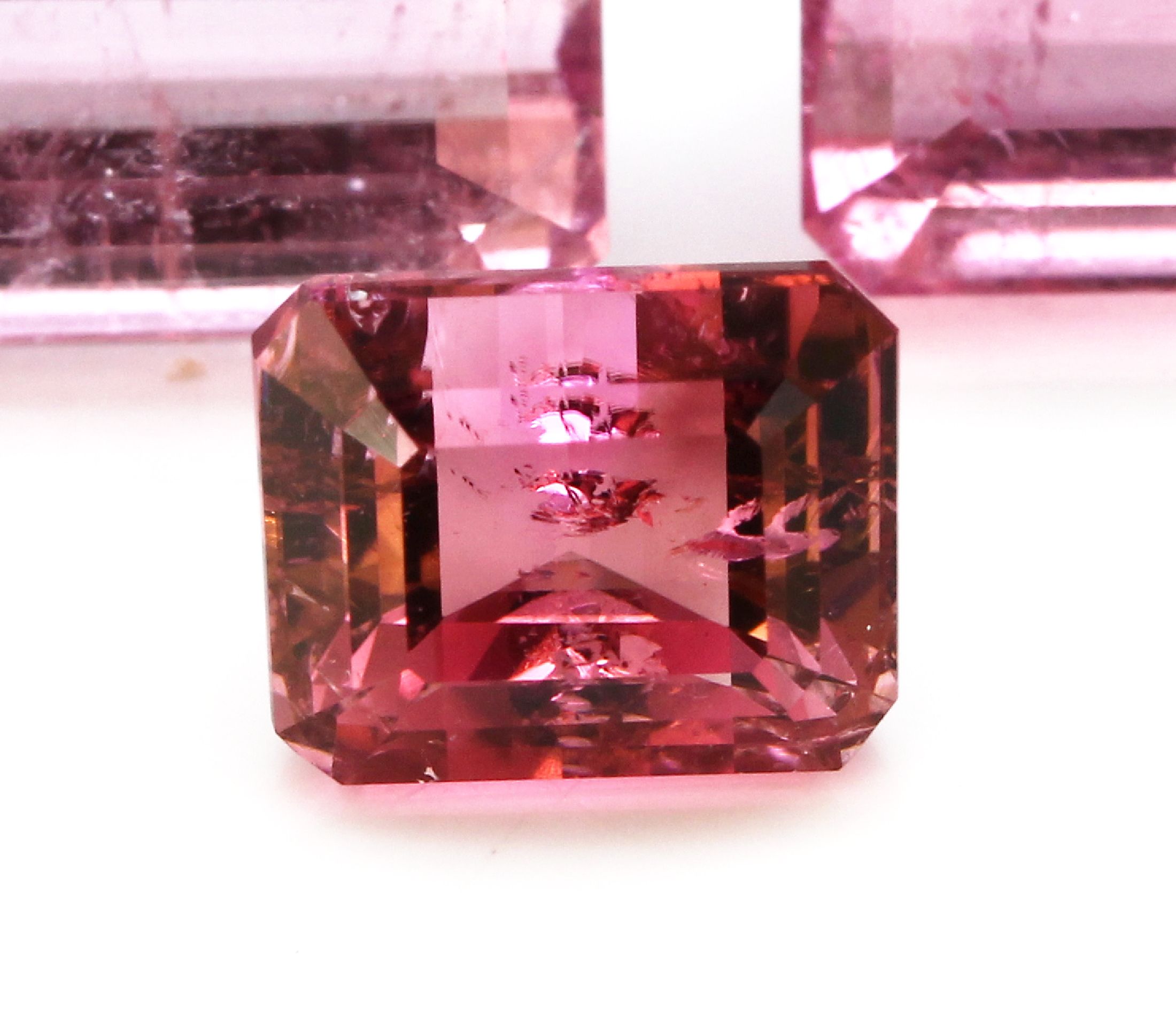 Detail a: Lot Turmaline zus. ca. 88 ct, überwiegend Rubelith, versch. Größen, Formen und Farben