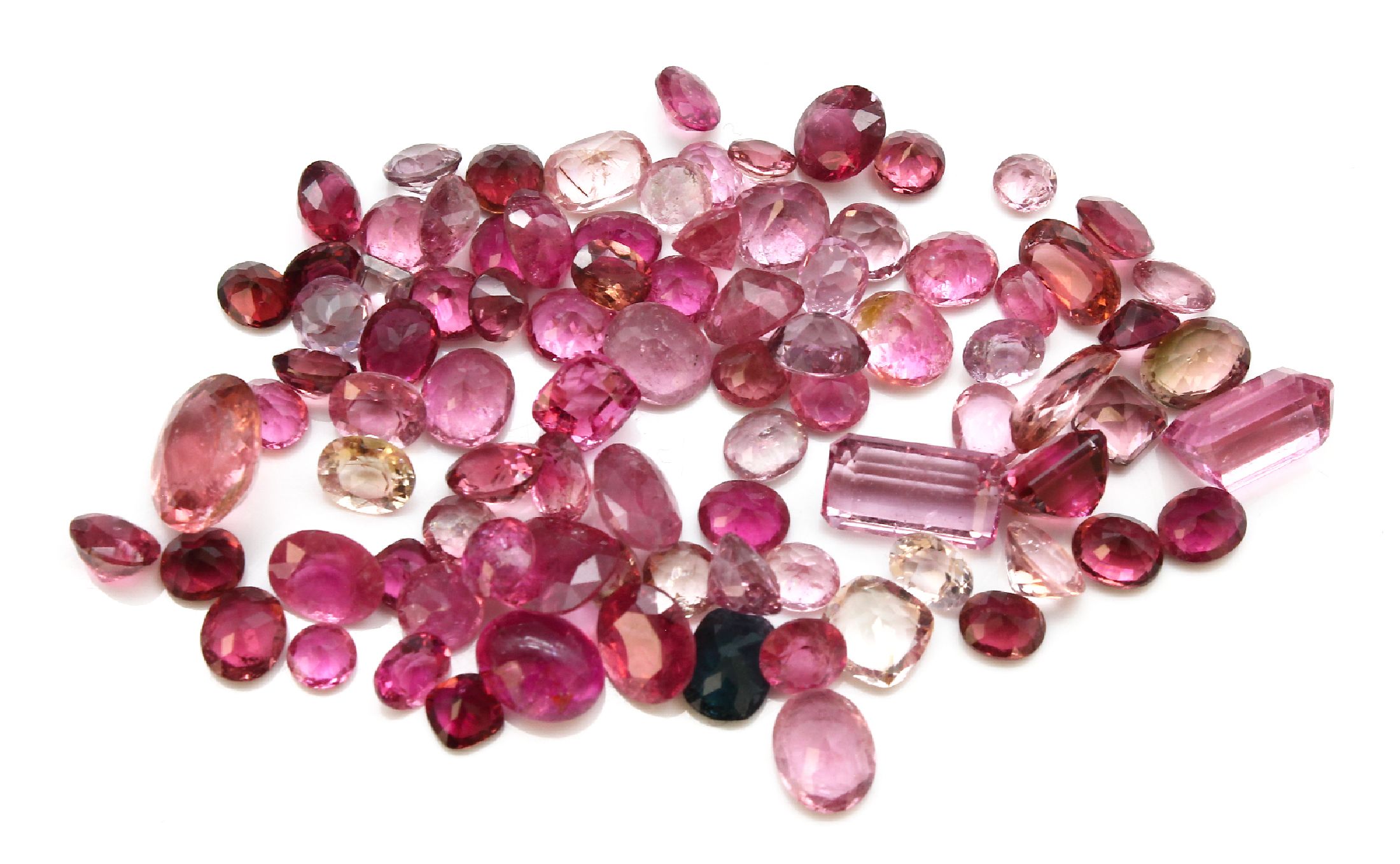 Detail b: Lot Turmaline zus. ca. 88 ct, überwiegend Rubelith, versch. Größen, Formen und Farben