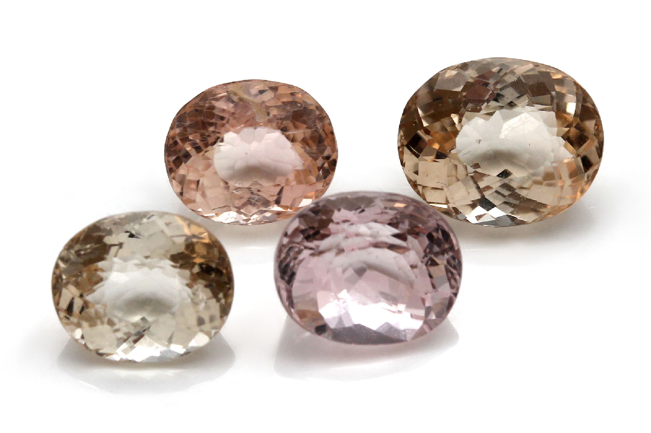 4 lose Turmaline zus. ca. 14.00 ct, versch. Formen, Größen und Apricot-Töne