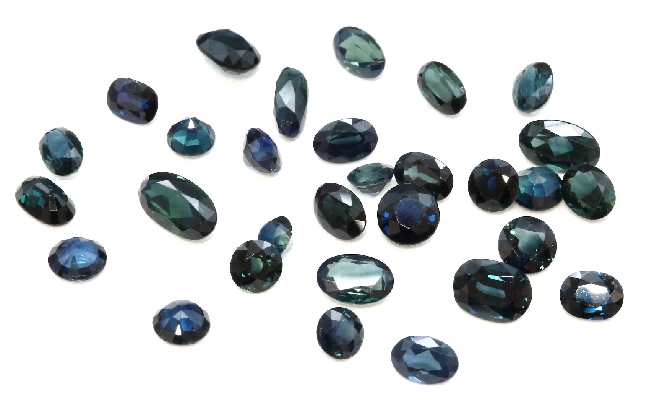 Lot Saphire zus. ca. 23.3 ct, versch. Größen, Formen und Blautöne
