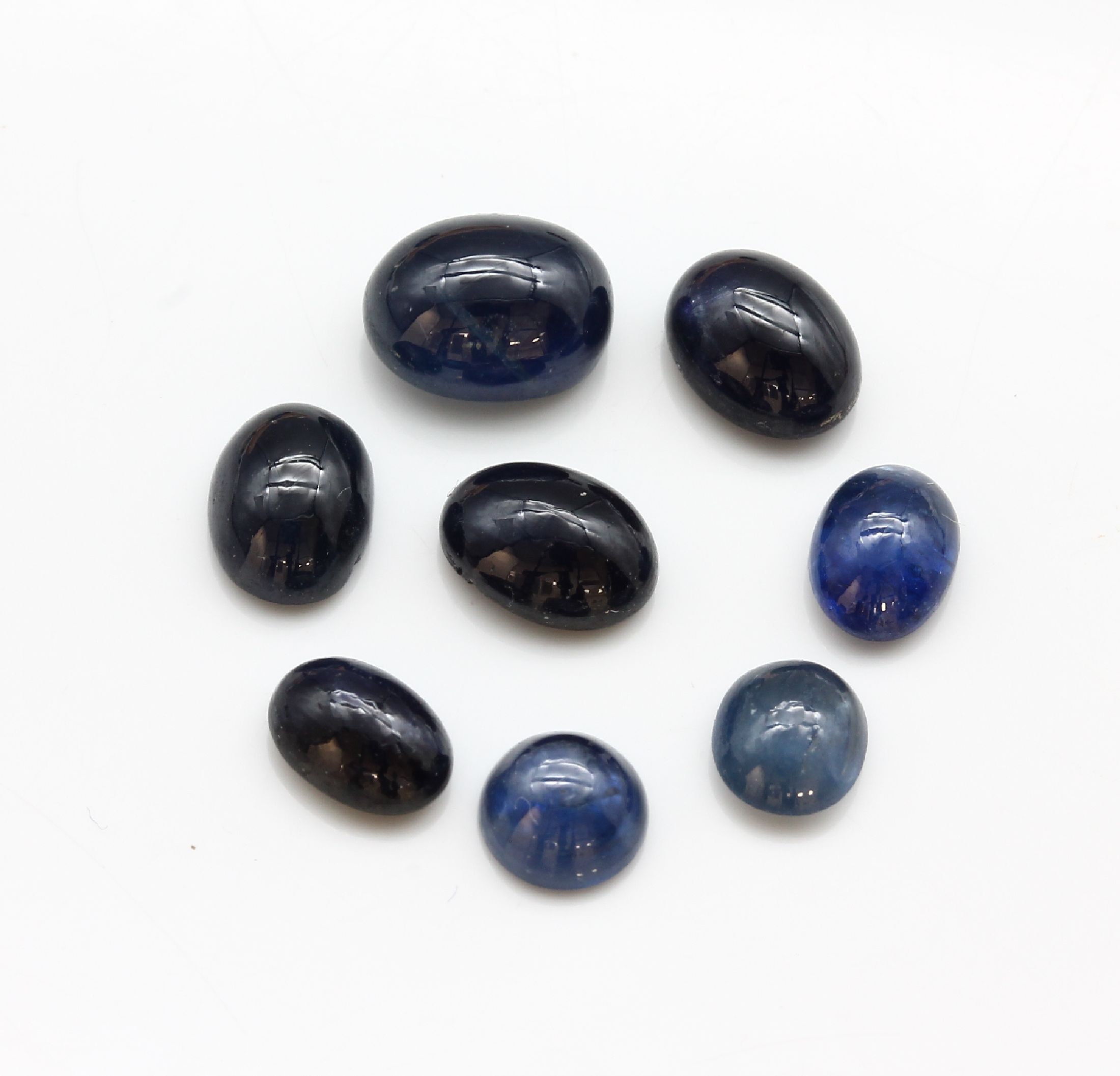 Lot Saphir Cabochons zus. ca. 21.6 ct, versch. Größen und Blautöne