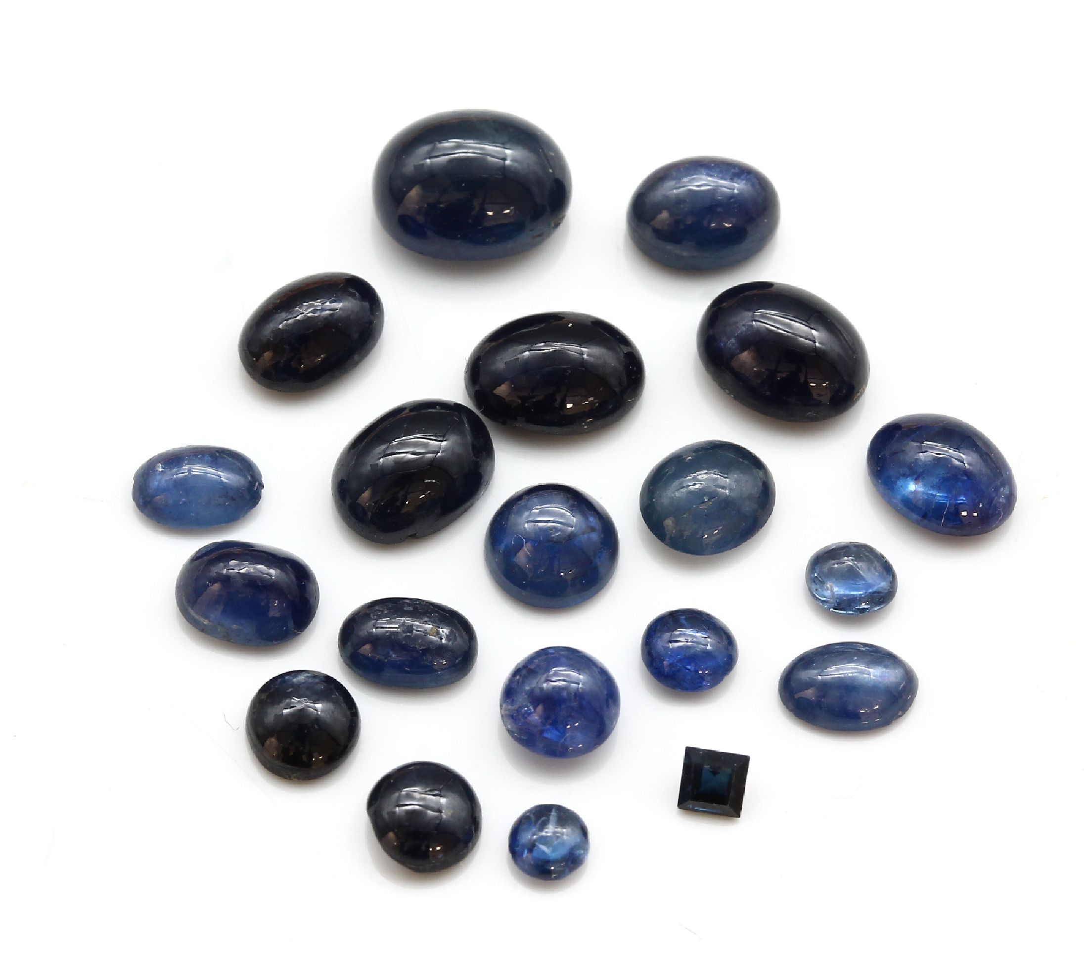 Detail b: Lot Saphir Cabochons zus. ca. 21.6 ct, versch. Größen und Blautöne
