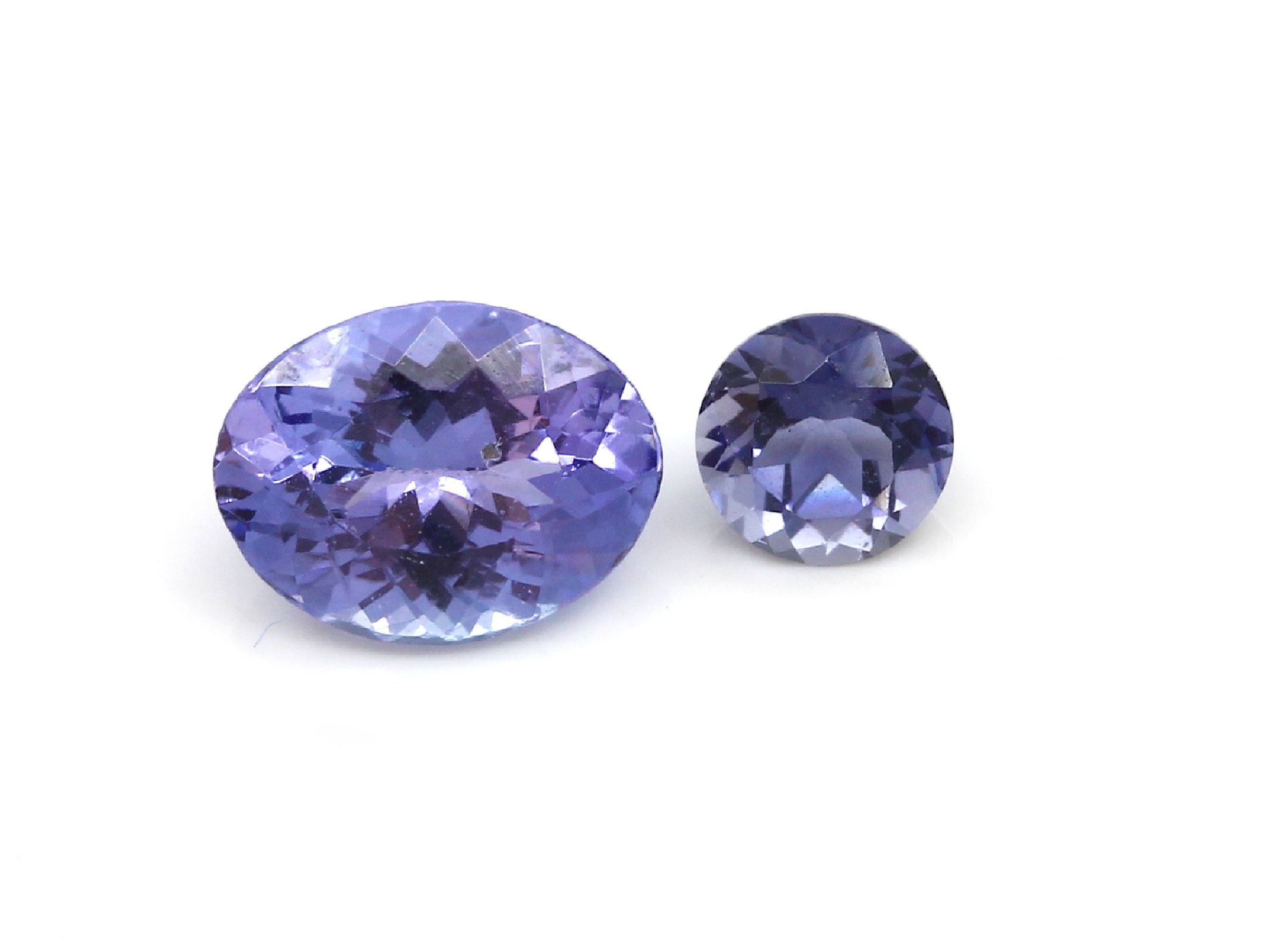 Detail b: Konvolut 5 Tansanite: 1 x Cabochon ca. 18.2 ct, 4 x ovalfacett. zus. ca. 18.20 ct