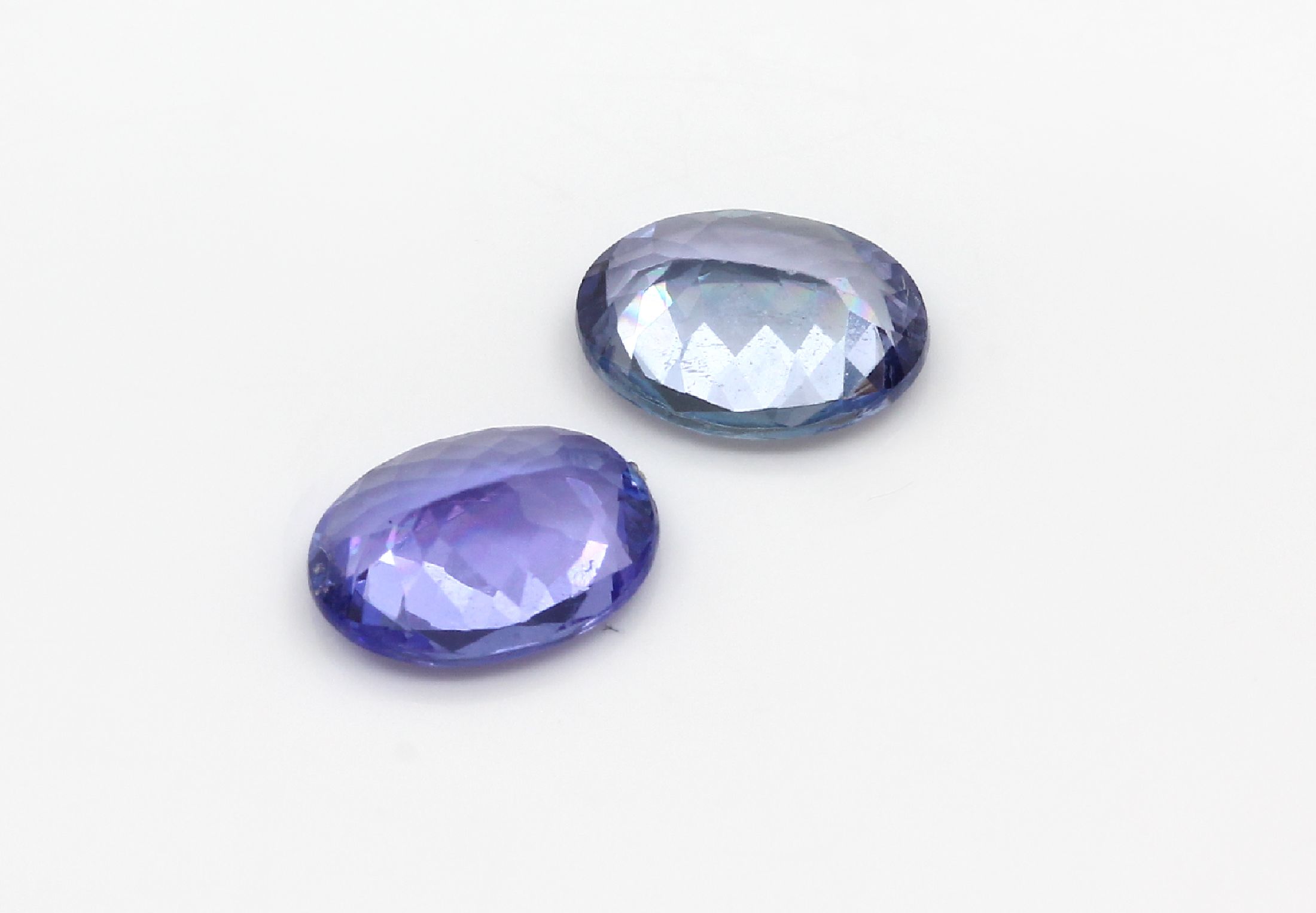 Detail c: Konvolut 5 Tansanite: 1 x Cabochon ca. 18.2 ct, 4 x ovalfacett. zus. ca. 18.20 ct