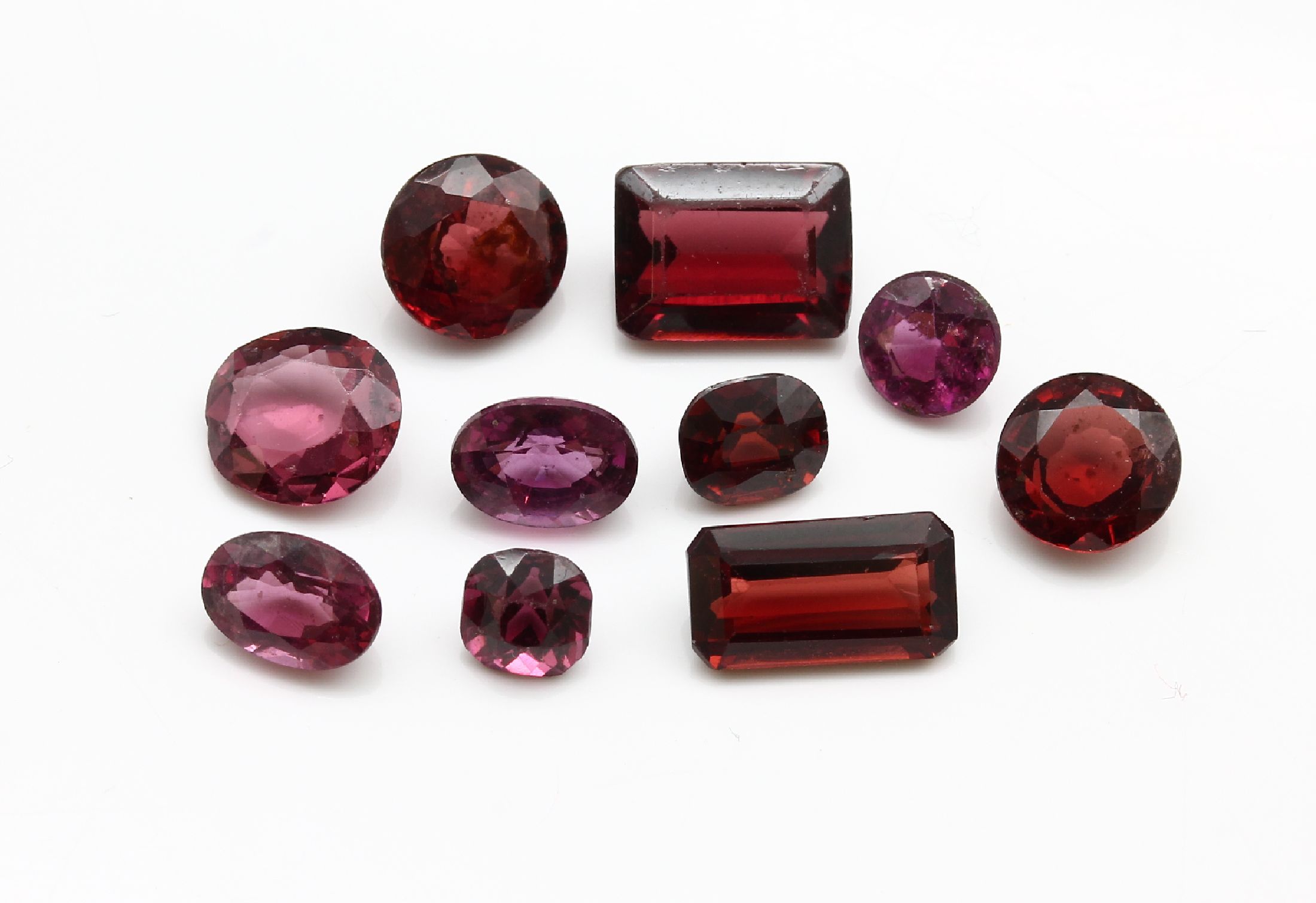 Detail a: Konvolut 10 lose Granate zus. ca. 14.40 ct, versch. Größen, Formen und Rottöne