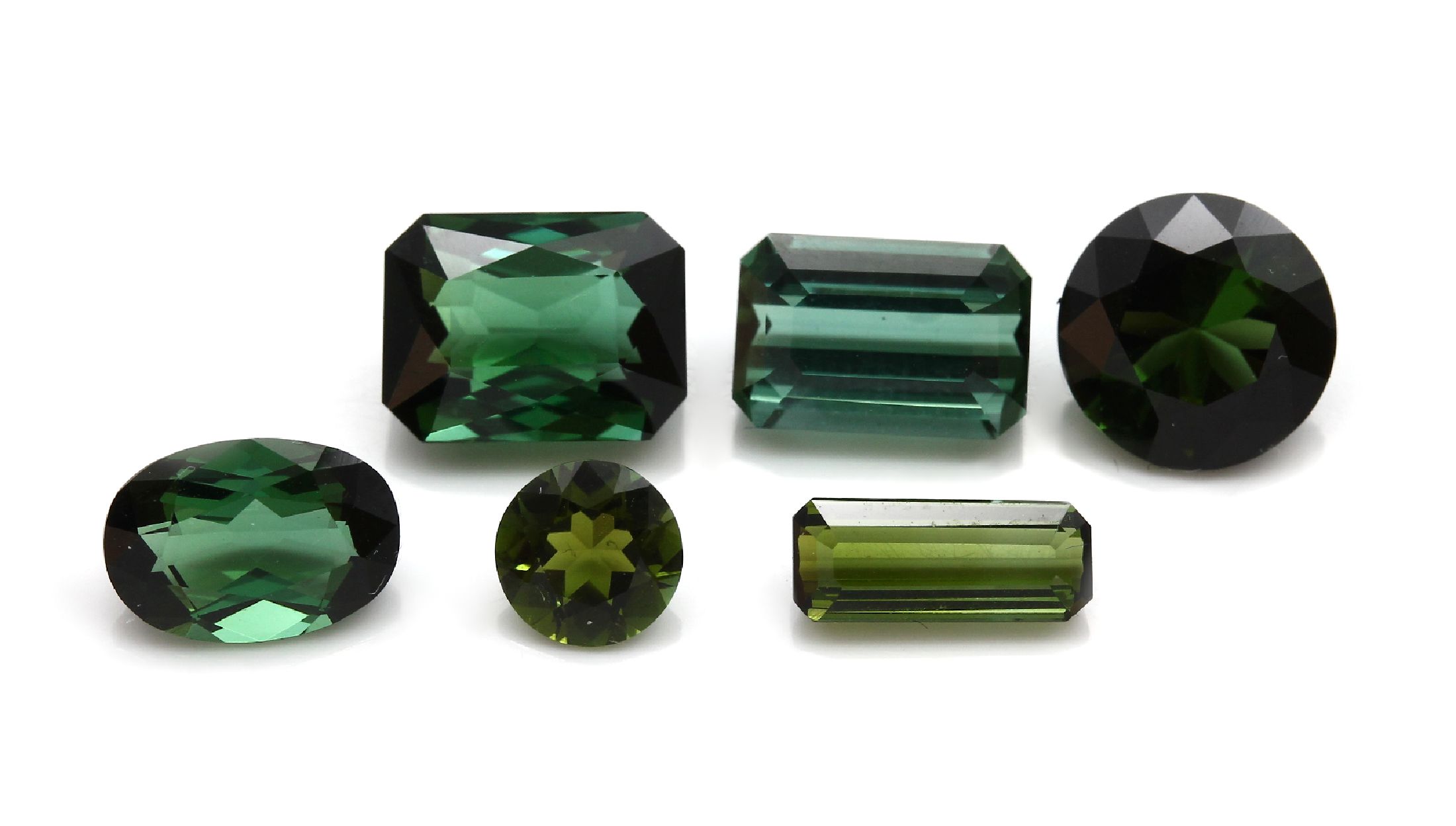 Lot lose Turmaline zus. ca. 21.96 ct, versch. Größen, Formen und Grüntöne