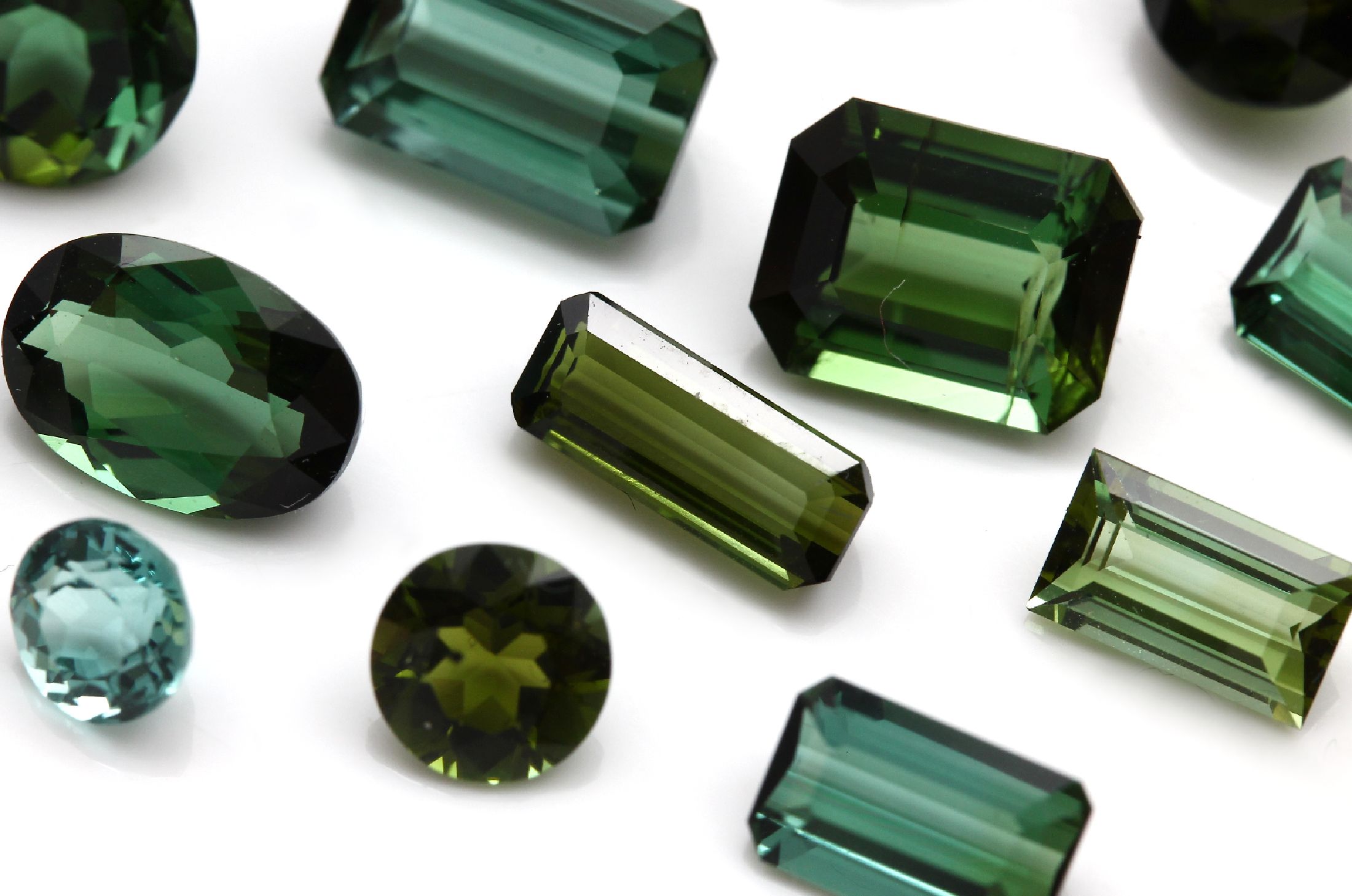 Detail b: Lot lose Turmaline zus. ca. 21.96 ct, versch. Größen, Formen und Grüntöne