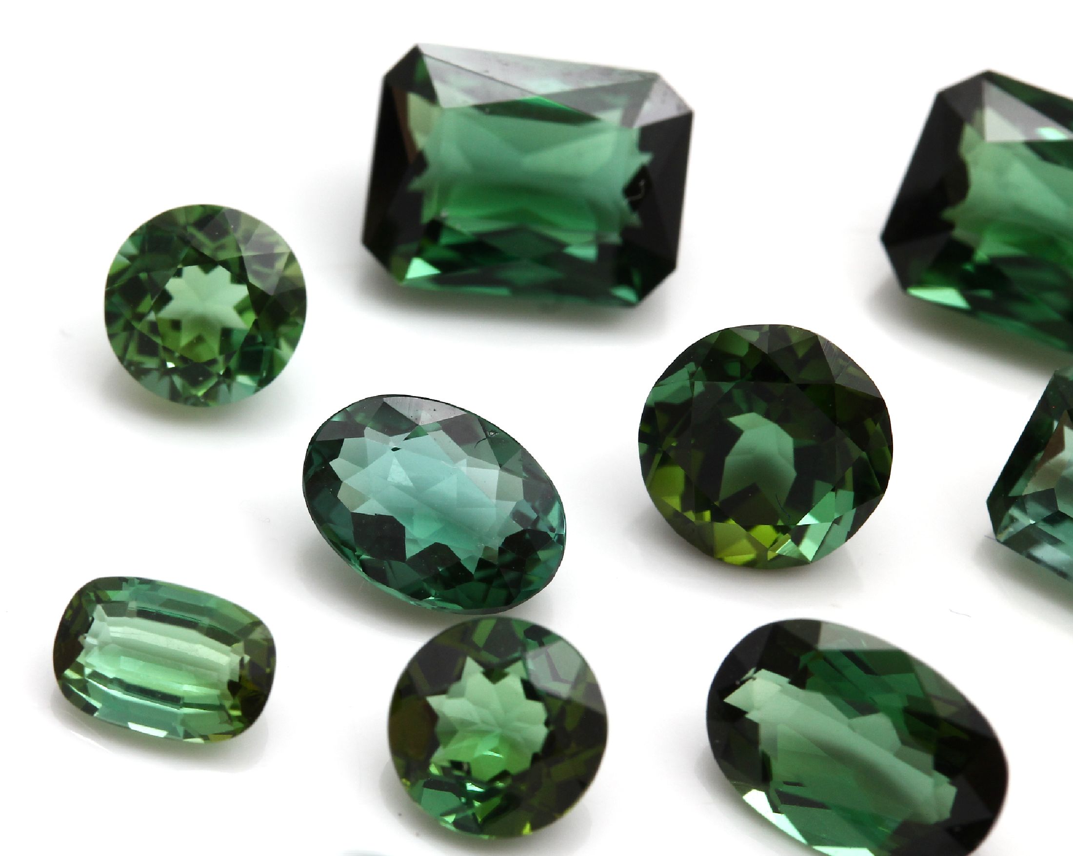 Detail c: Lot lose Turmaline zus. ca. 21.96 ct, versch. Größen, Formen und Grüntöne