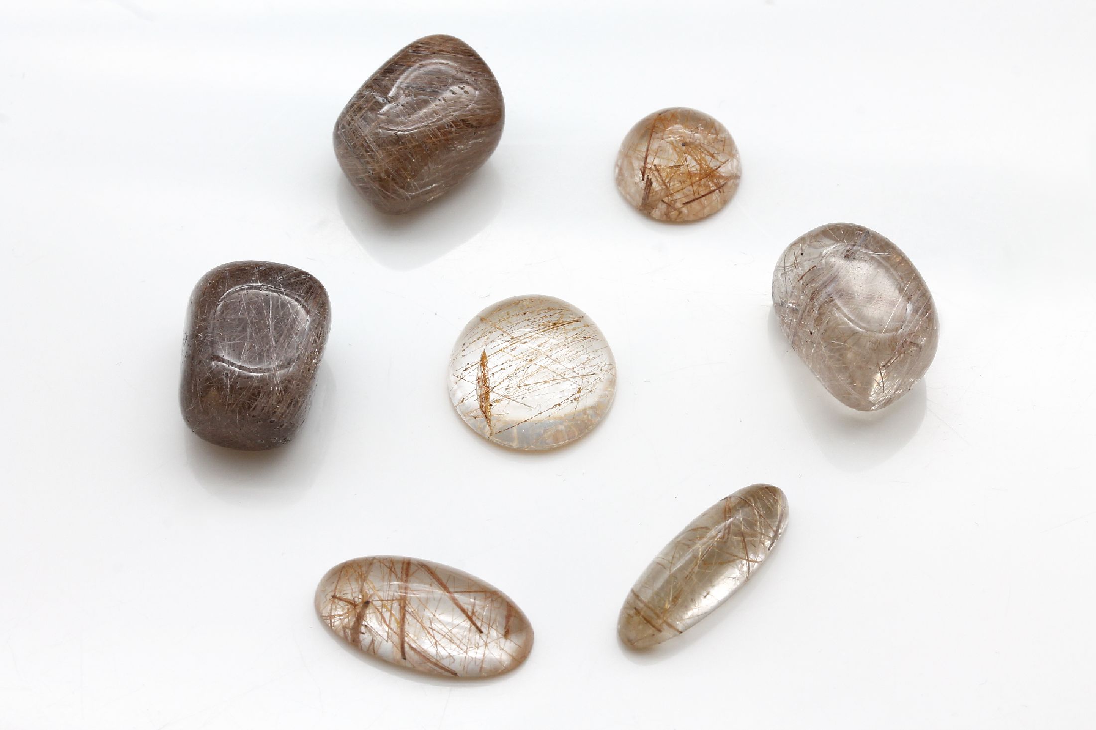 Konvolut 16 Rutilquarz-Cabochons zus. ca. 310 ct, versch. Größen und Formen