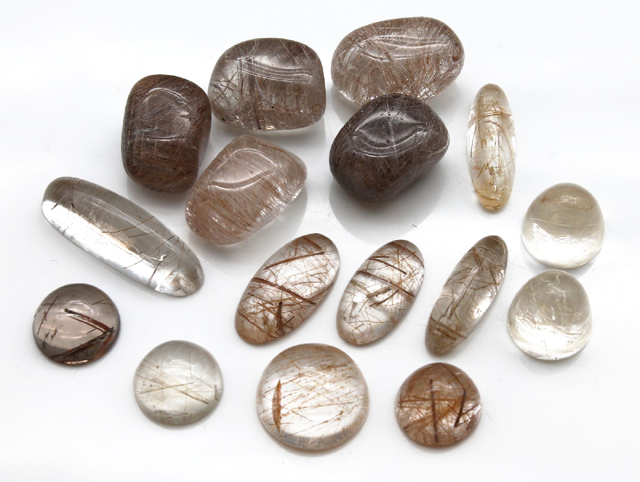 Detail a: Konvolut 16 Rutilquarz-Cabochons zus. ca. 310 ct, versch. Größen und Formen