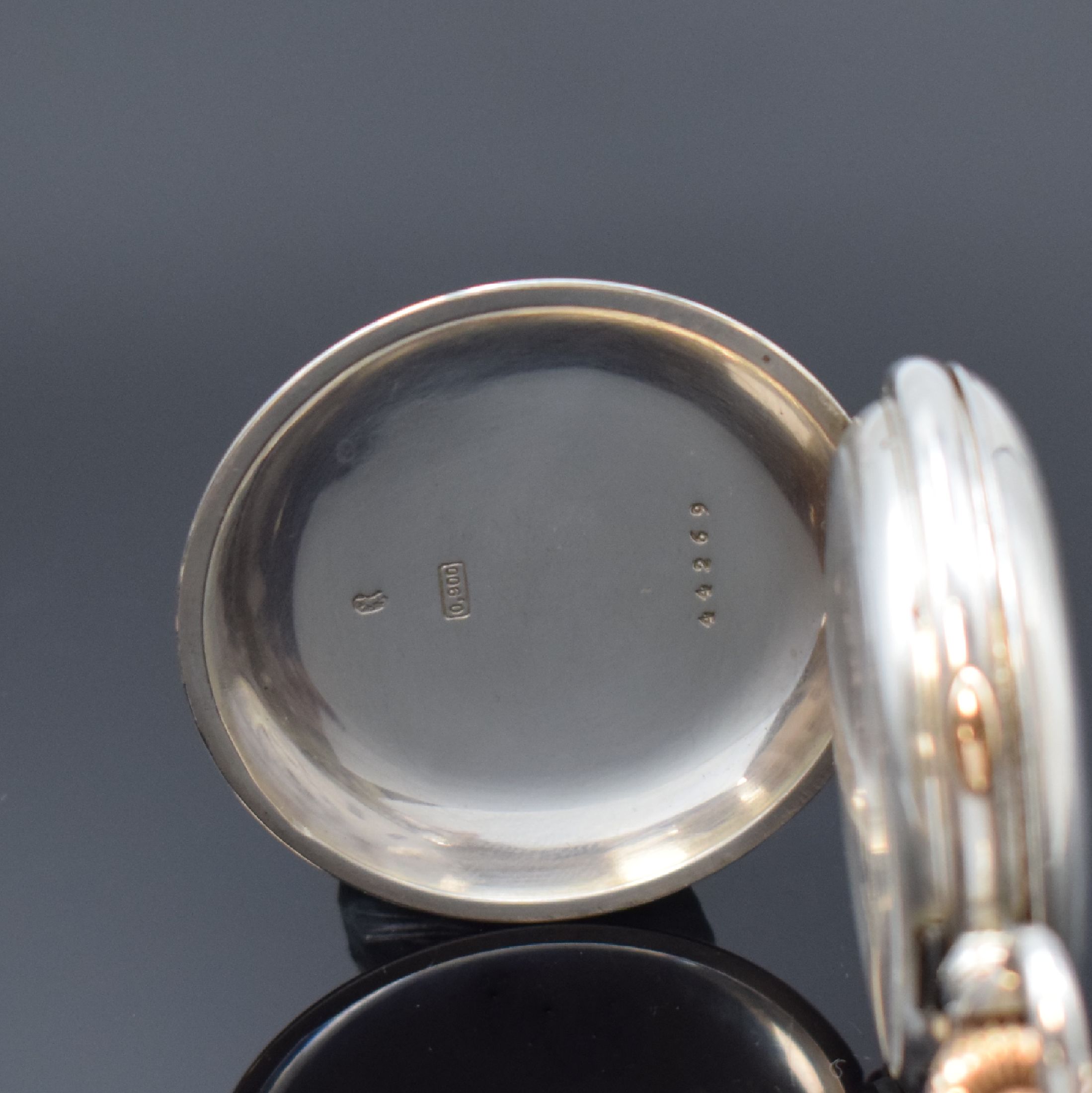 Detail a: Herrensavonette mit 1/4-Stunden-Repetition und Chronograph in Silber, Schweiz um 1900, glattes Geh. dell., Cuvette m. Medaillengrav., verg. Drücker ...