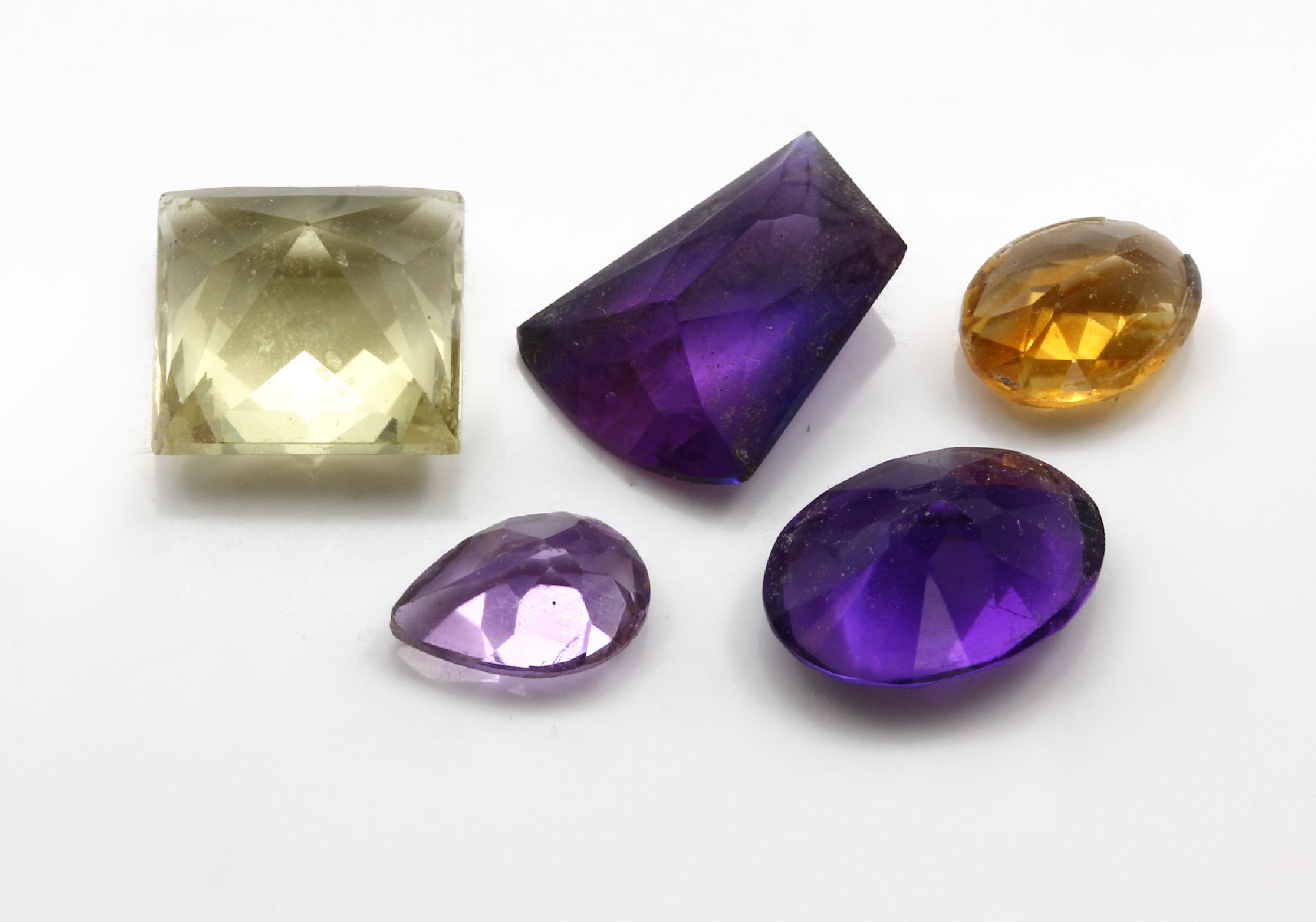 Detail a: Lot lose Farbsteine zus. ca. 900 ct, u.a. Amethyst, Ametrin, Citrin, etc., versch. Größen, Formen und Farben