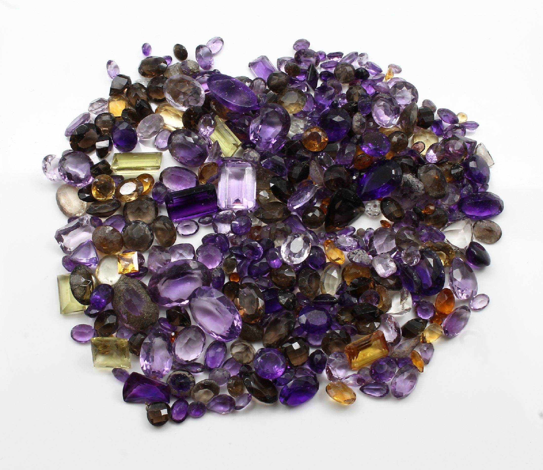 Detail b: Lot lose Farbsteine zus. ca. 900 ct, u.a. Amethyst, Ametrin, Citrin, etc., versch. Größen, Formen und Farben