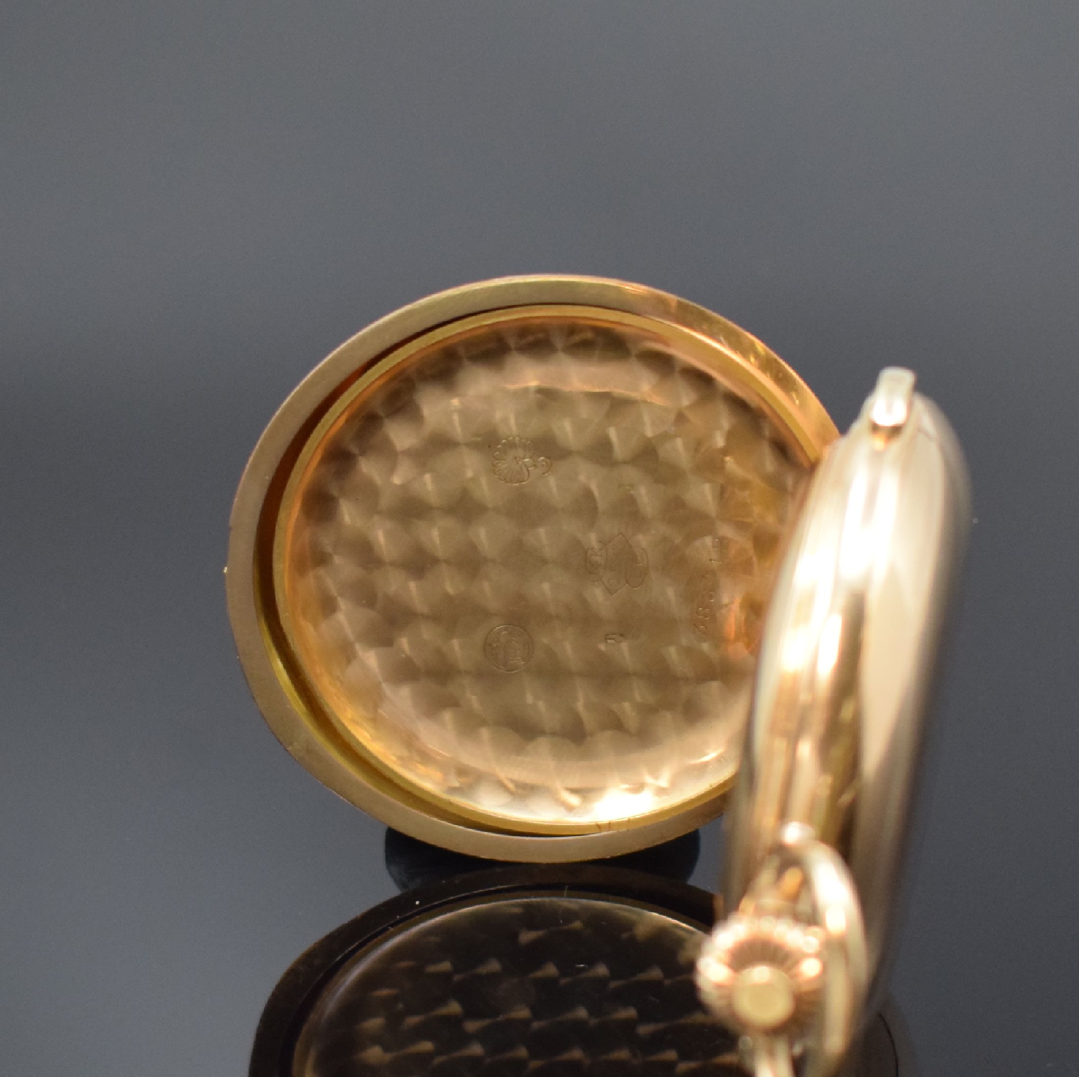 Detail d: Savonette mit Minutenrepetition und Chronograph in RG 585/000, Schweiz um 1900, glattes 3-Deckel Goldgeh. m. gestuftem Pendant, Cuvette m. ...