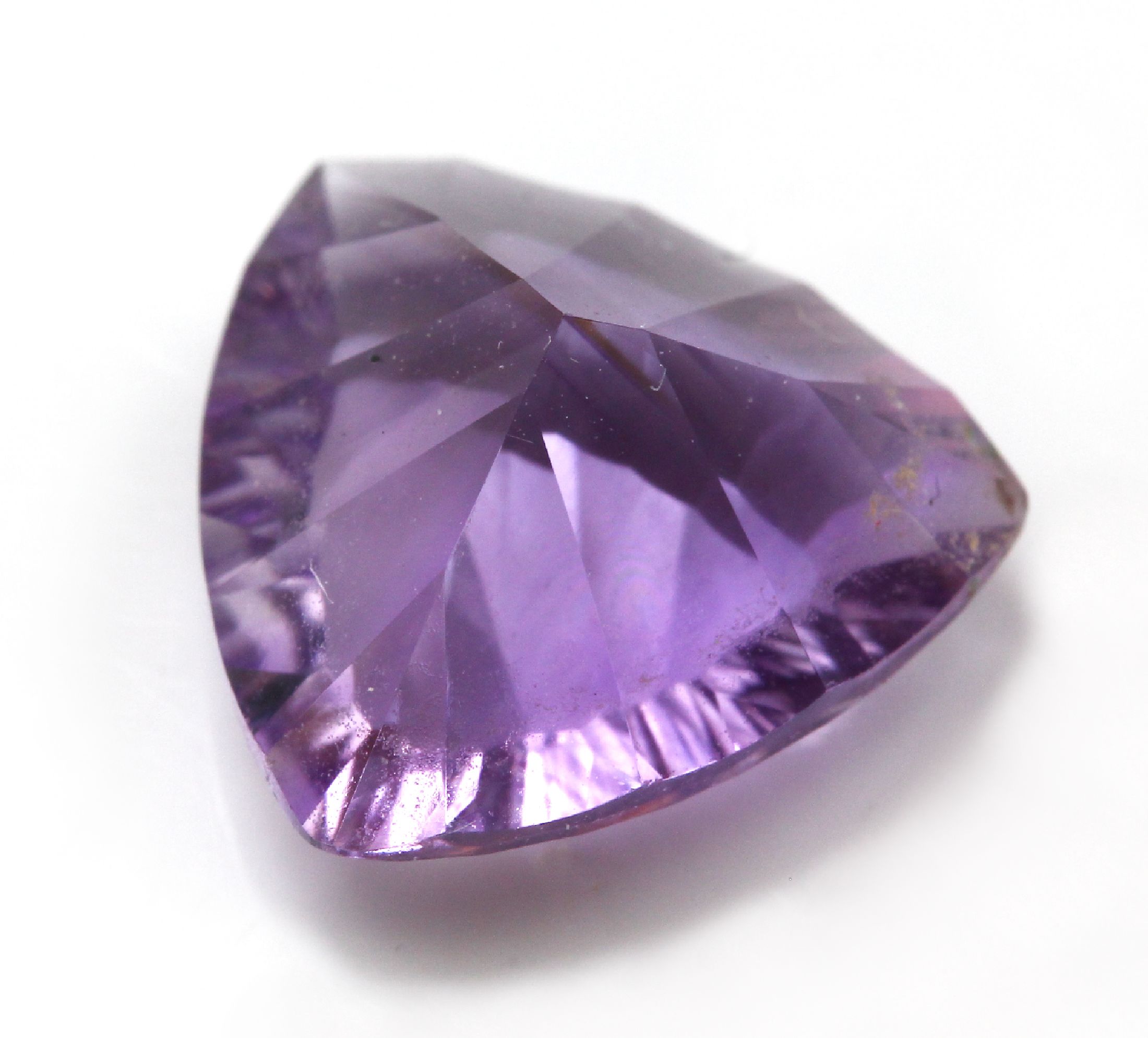 Detail b: Loser Amethyst, ca. 4.40 ct, facett. Dreieck