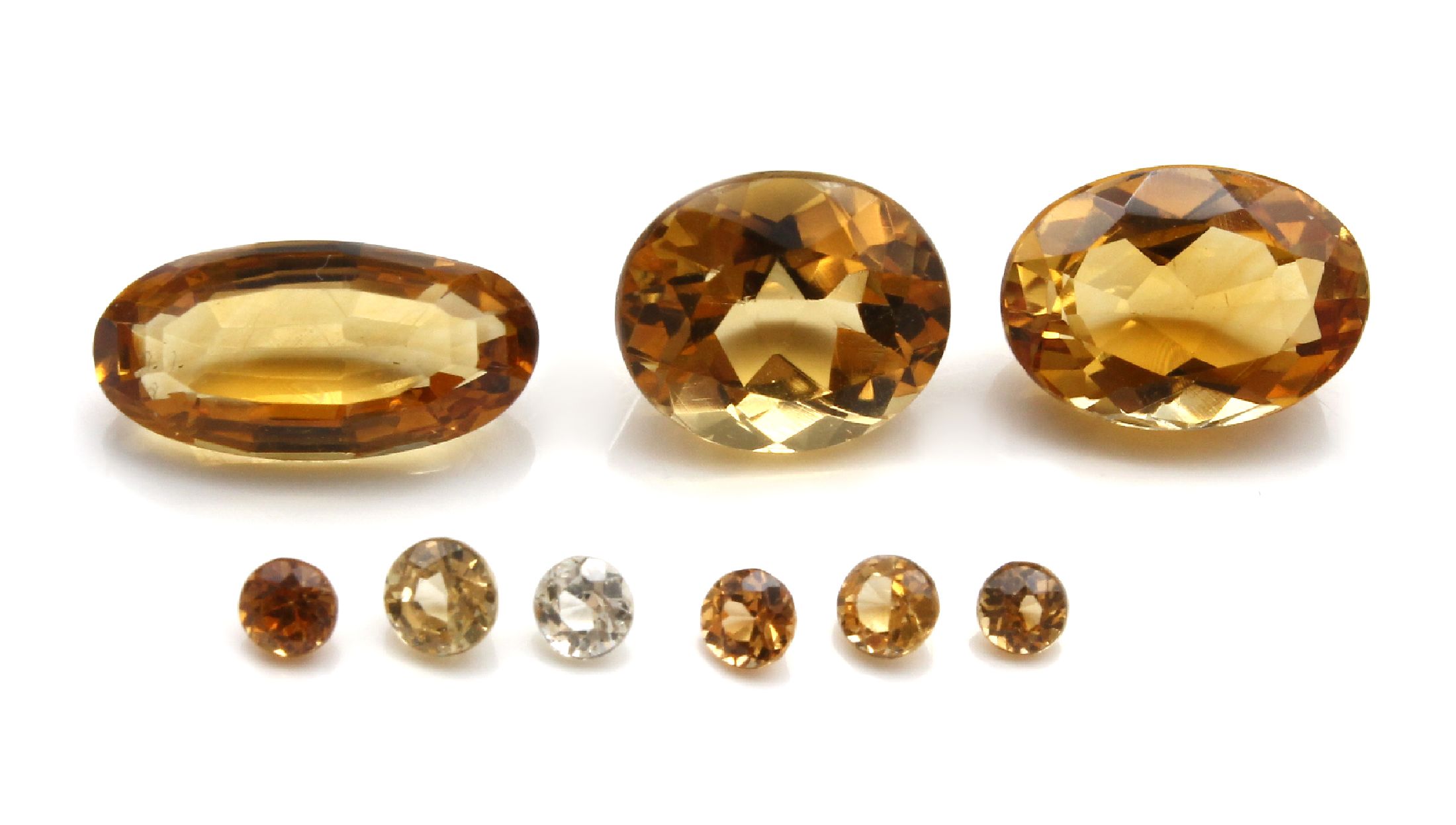 Lot facett. Citrine: 1 x ca. 80.00 ct, ovalfacett.; 1 x ca. 150 ct, überwiegend rundfacett., versch. Farben und Größen
