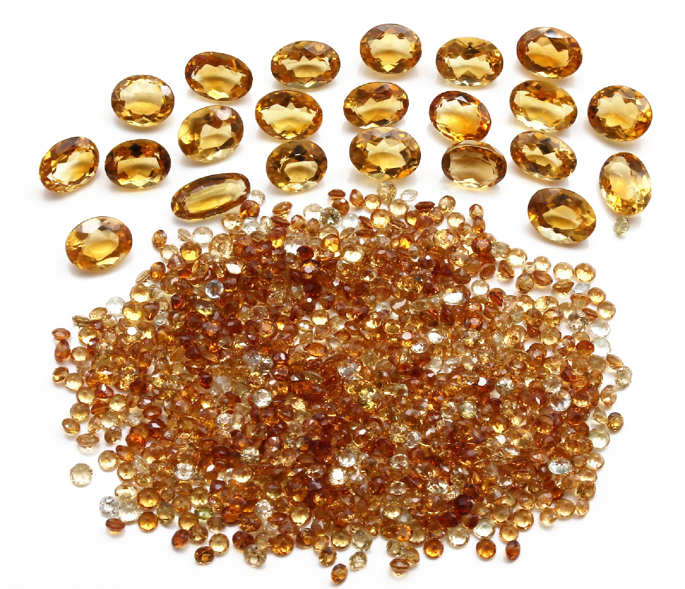 Detail a: Lot facett. Citrine: 1 x ca. 80.00 ct, ovalfacett.; 1 x ca. 150 ct, überwiegend rundfacett., versch. Farben und Größen
