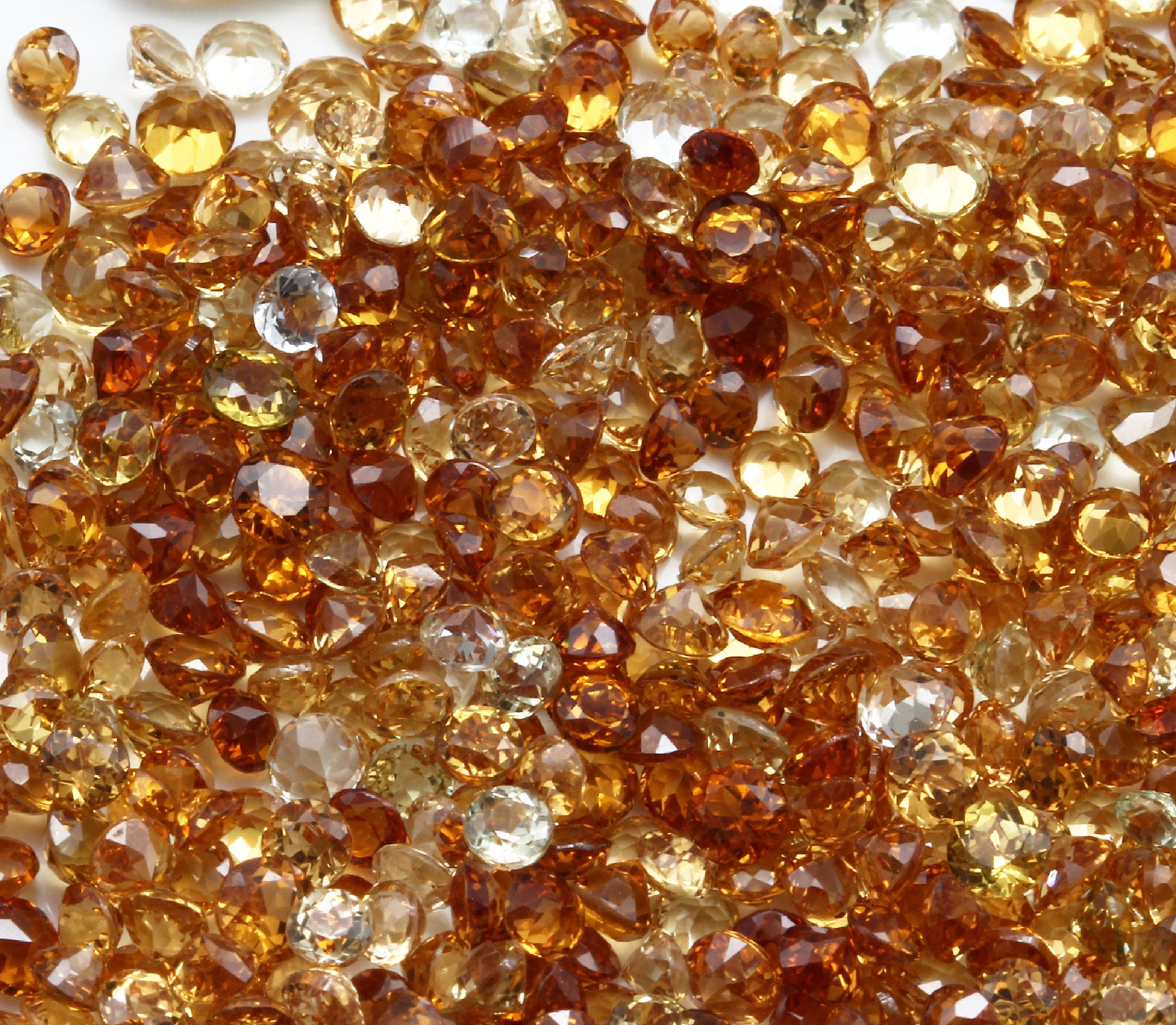 Detail b: Lot facett. Citrine: 1 x ca. 80.00 ct, ovalfacett.; 1 x ca. 150 ct, überwiegend rundfacett., versch. Farben und Größen