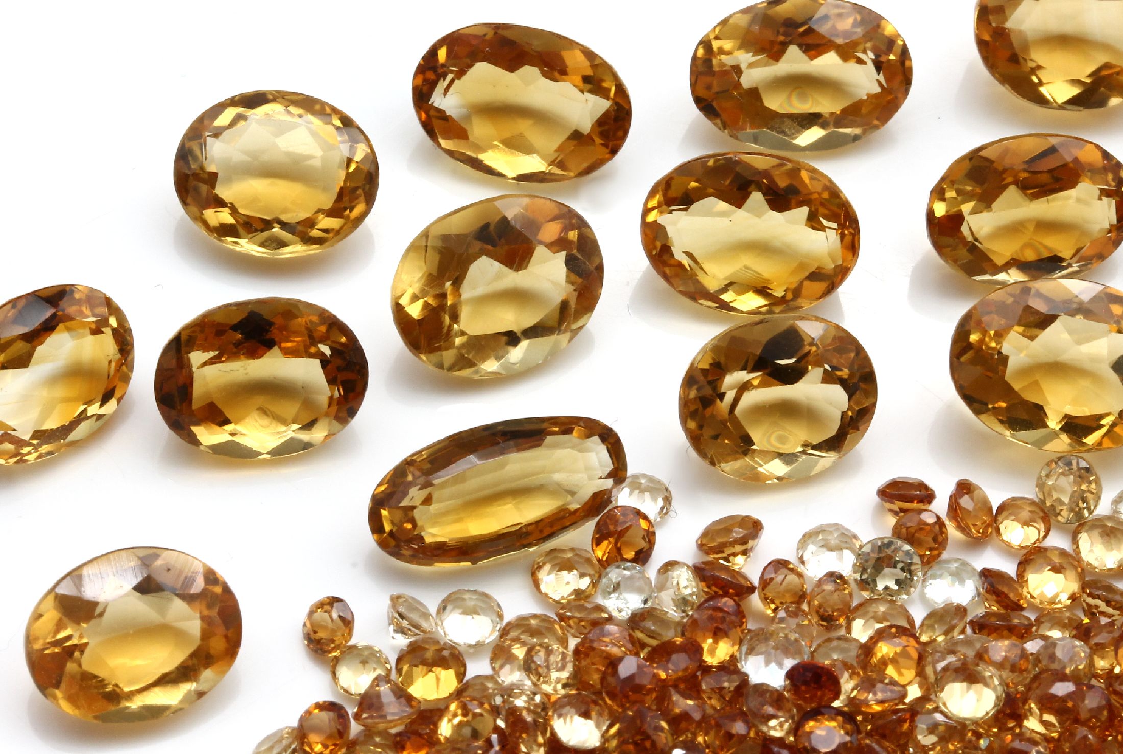 Detail c: Lot facett. Citrine: 1 x ca. 80.00 ct, ovalfacett.; 1 x ca. 150 ct, überwiegend rundfacett., versch. Farben und Größen