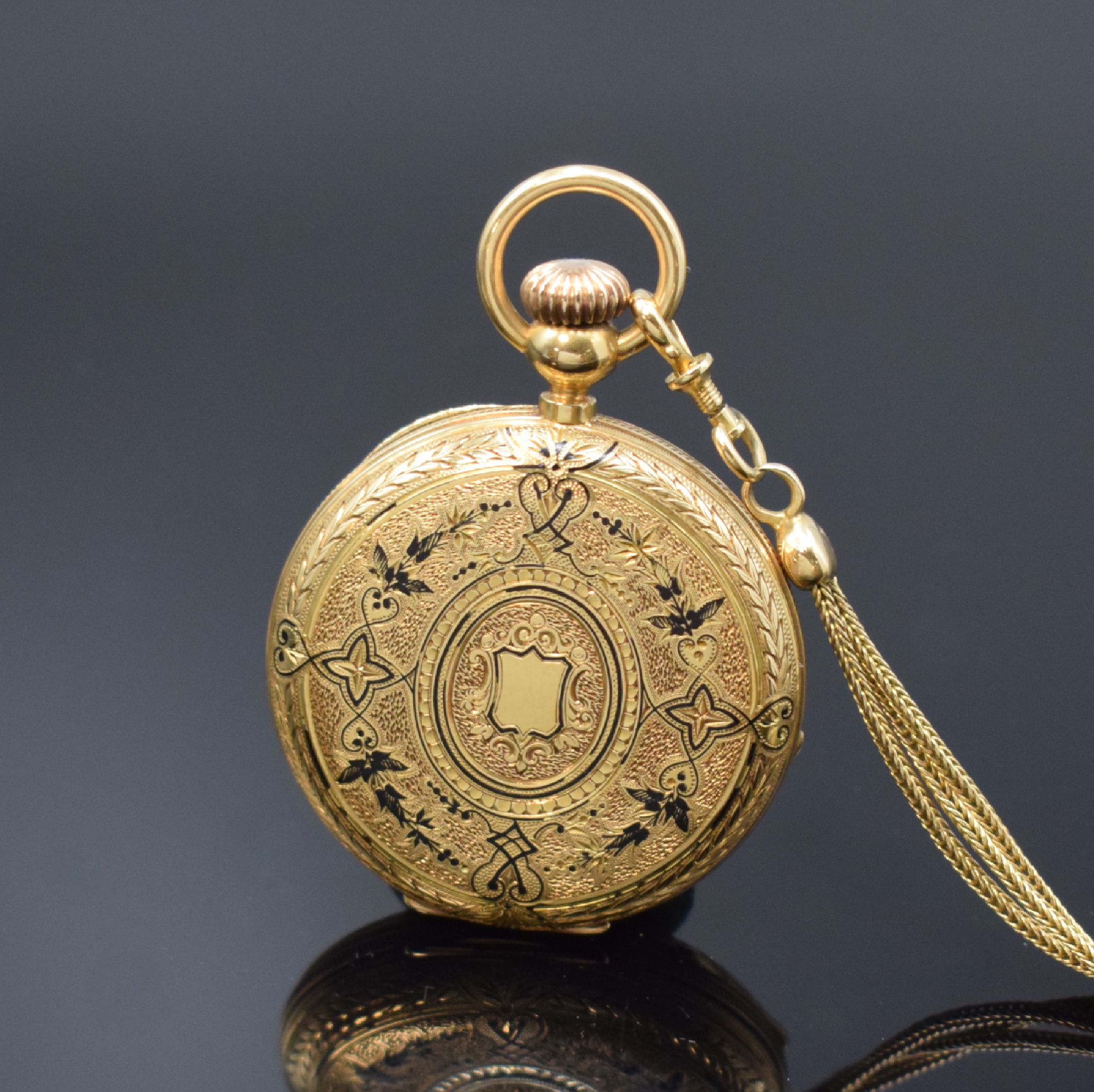 Detail b: LONGINES sehr frühe Savonette mit Schlüsselaufzug in GG 750/000 und Goldkette, Schweiz um 1875, vollgrav. u. partiell schwarz emaill. 3-Deckel ...
