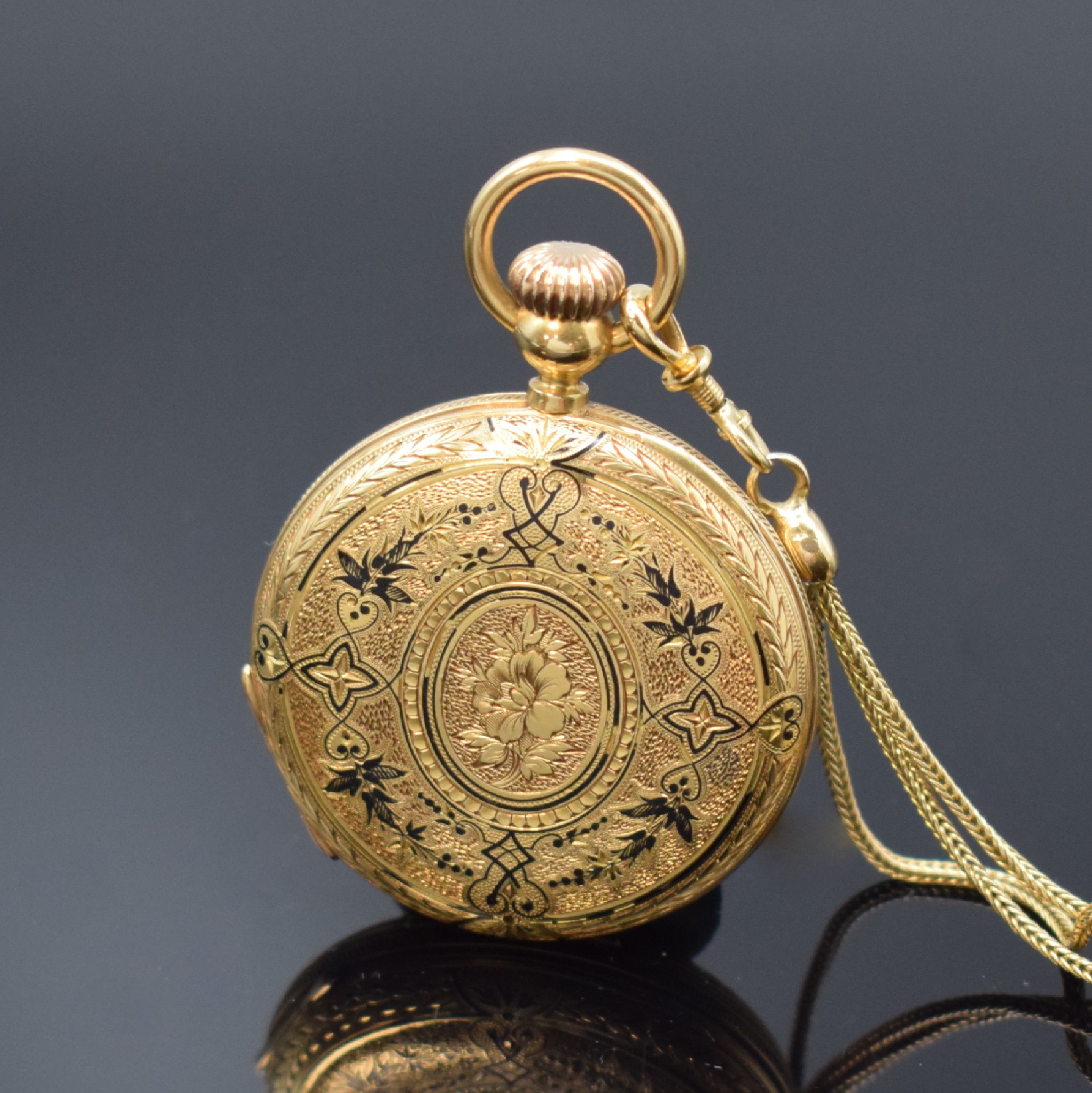 Detail c: LONGINES sehr frühe Savonette mit Schlüsselaufzug in GG 750/000 und Goldkette, Schweiz um 1875, vollgrav. u. partiell schwarz emaill. 3-Deckel ...