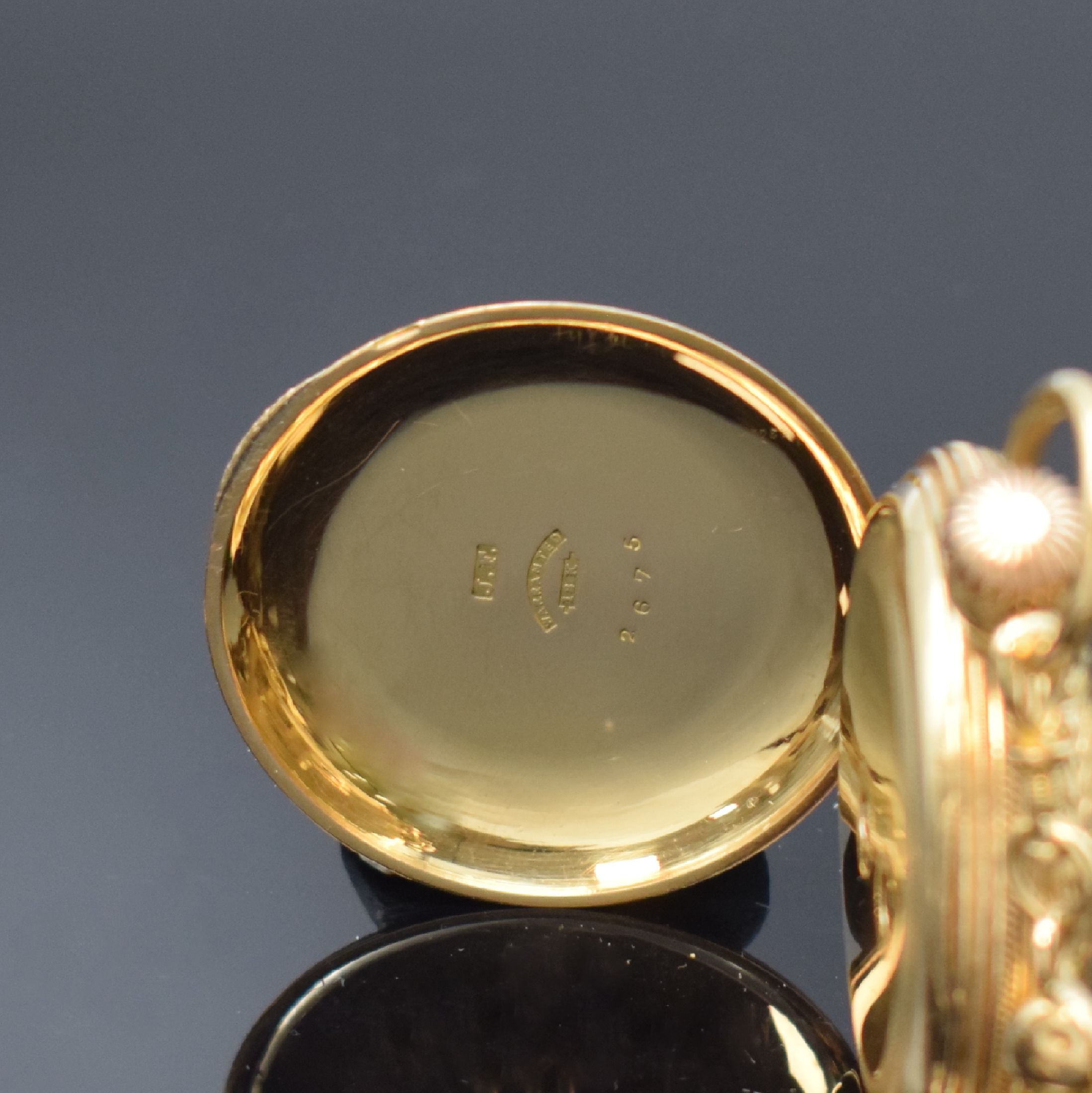 Detail d: LONGINES sehr frühe Savonette mit Schlüsselaufzug in GG 750/000 und Goldkette, Schweiz um 1875, vollgrav. u. partiell schwarz emaill. 3-Deckel ...