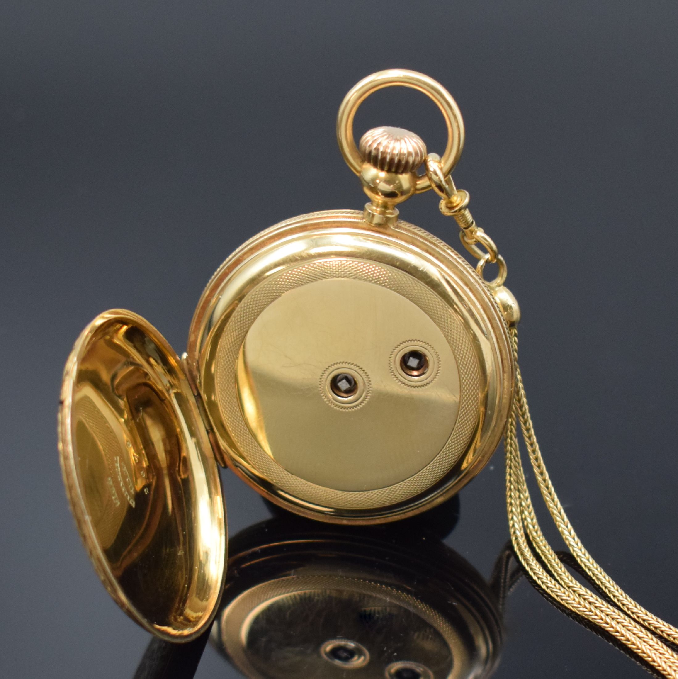 Detail e: LONGINES sehr frühe Savonette mit Schlüsselaufzug in GG 750/000 und Goldkette, Schweiz um 1875, vollgrav. u. partiell schwarz emaill. 3-Deckel ...