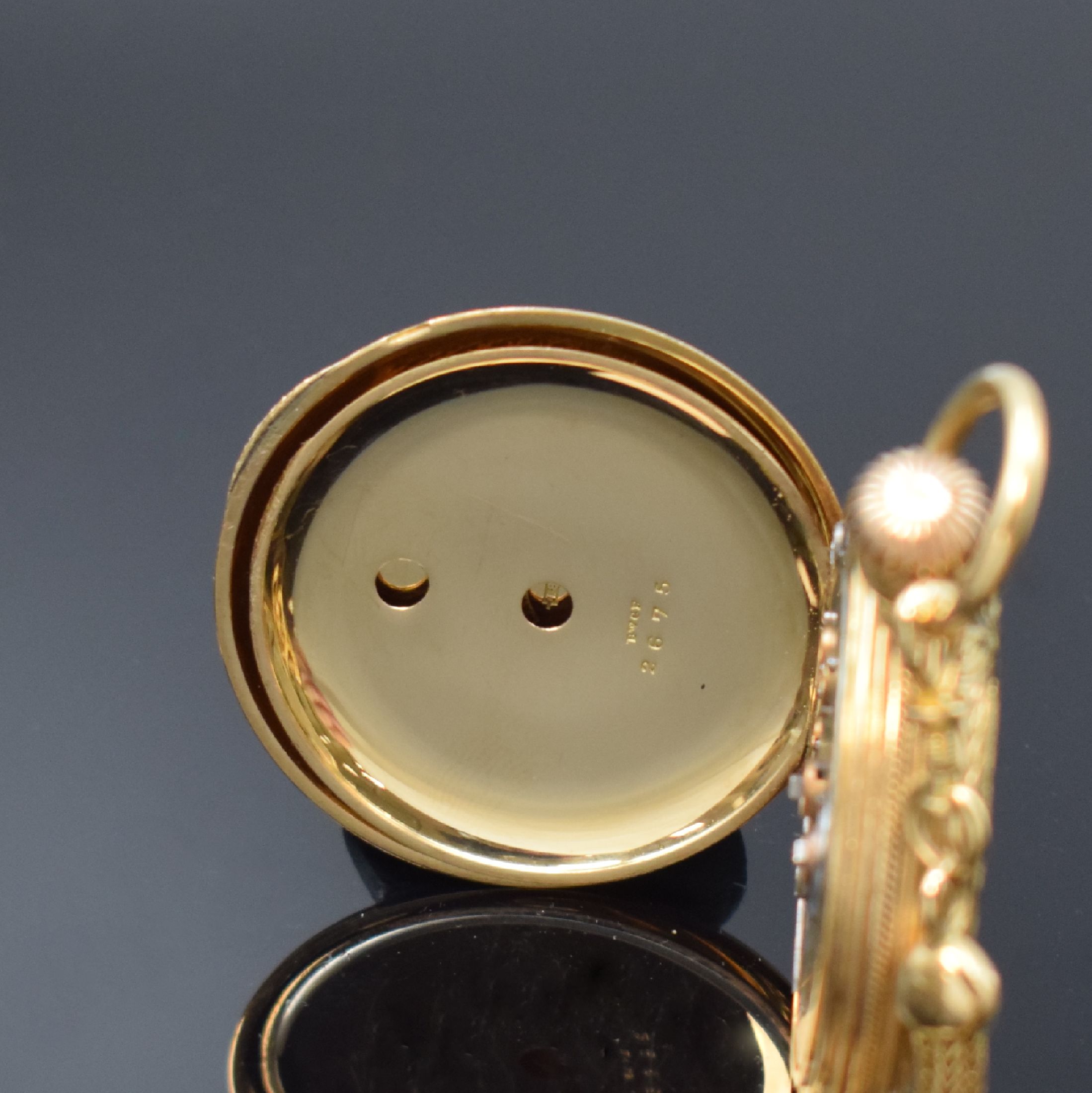 Detail f: LONGINES sehr frühe Savonette mit Schlüsselaufzug in GG 750/000 und Goldkette, Schweiz um 1875, vollgrav. u. partiell schwarz emaill. 3-Deckel ...