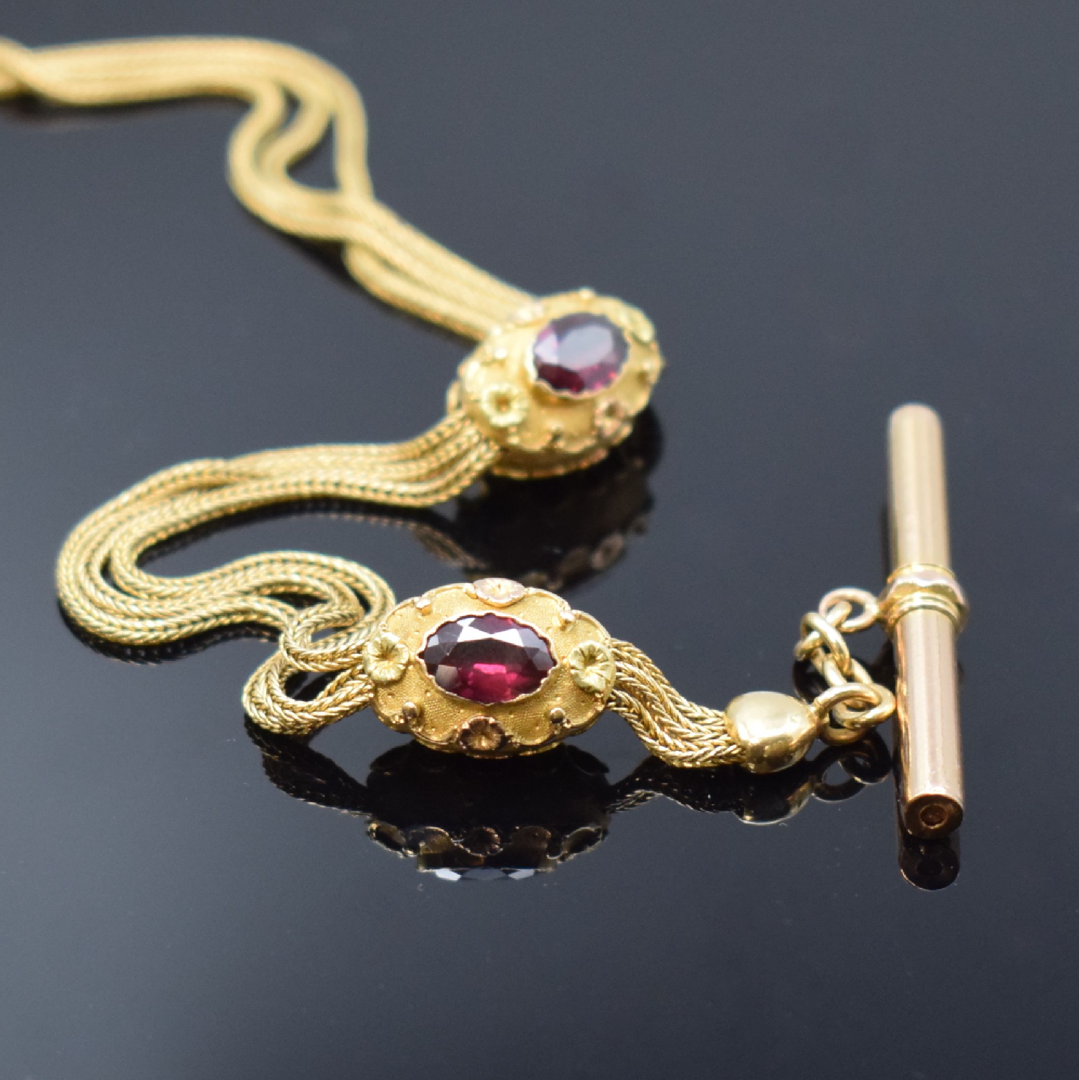 Detail h: LONGINES sehr frühe Savonette mit Schlüsselaufzug in GG 750/000 und Goldkette, Schweiz um 1875, vollgrav. u. partiell schwarz emaill. 3-Deckel ...