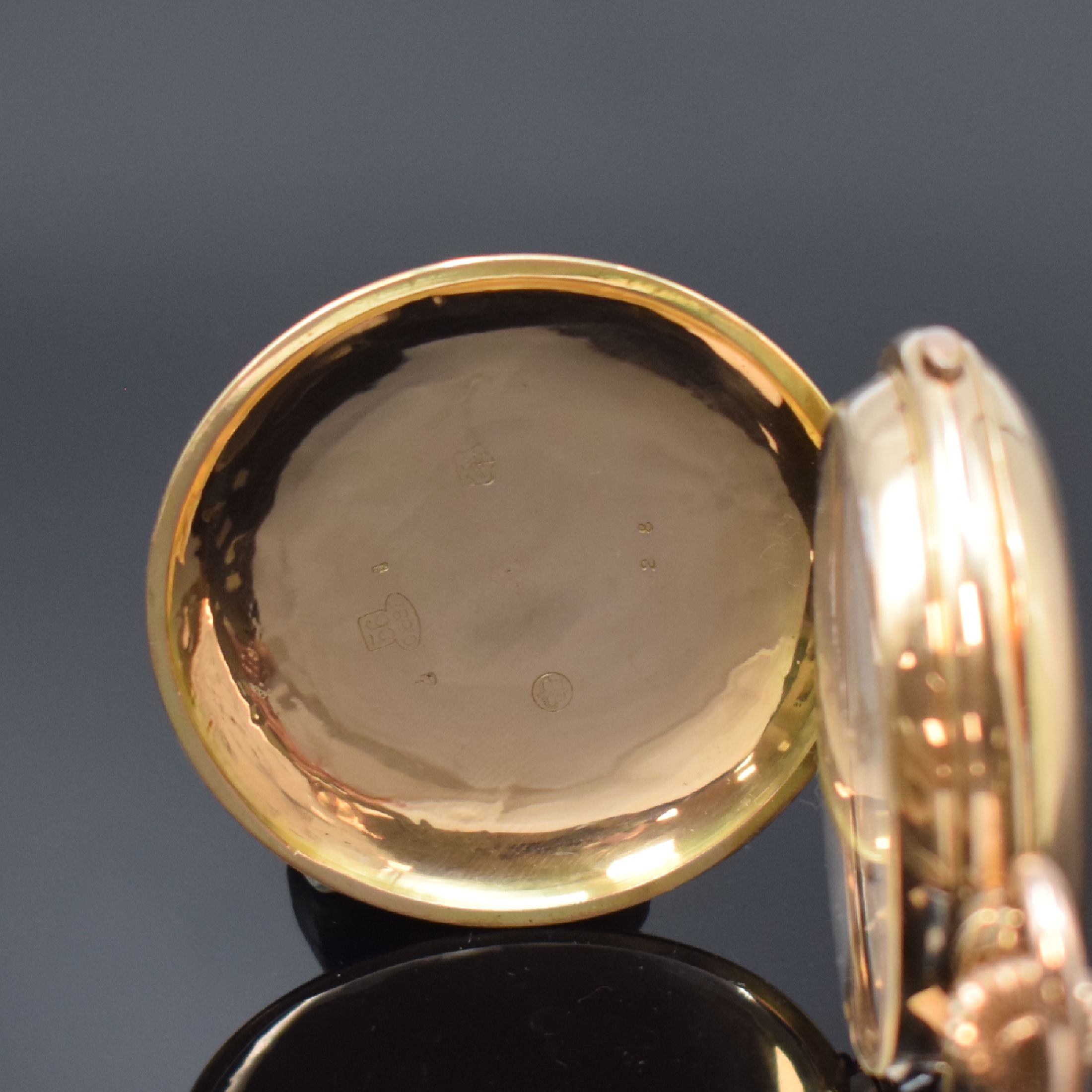 Detail a: Herrensavonette mit 1/4-Stunden-Repetition und Chronograph in RG 585/000, Schweiz um 1900, guill. 3-Deckel Goldgeh. dell., Cuvette m. Gravur, ...