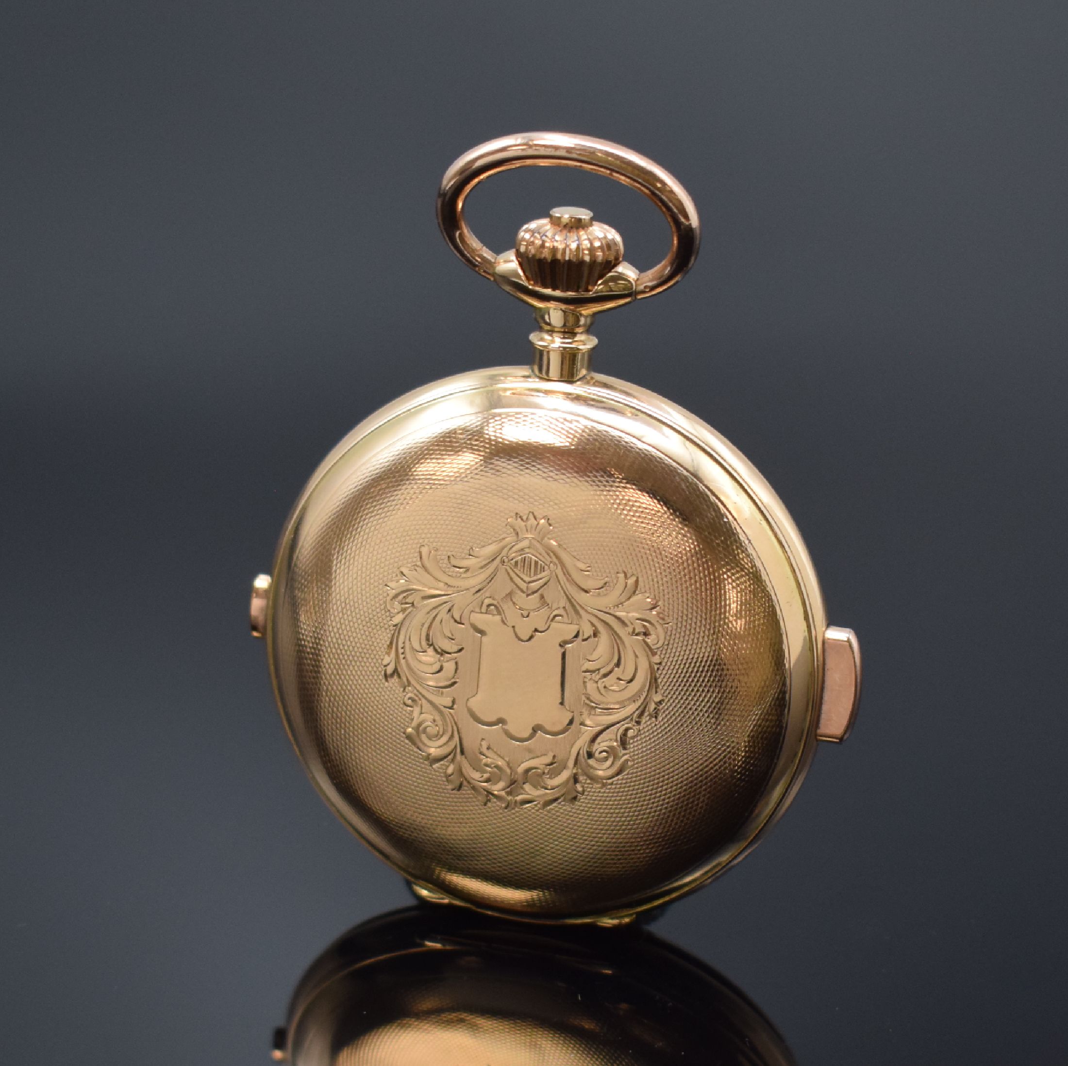 Detail b: Herrensavonette mit 1/4-Stunden-Repetition und Chronograph in RG 585/000, Schweiz um 1900, guill. 3-Deckel Goldgeh. dell., Cuvette m. Gravur, ...