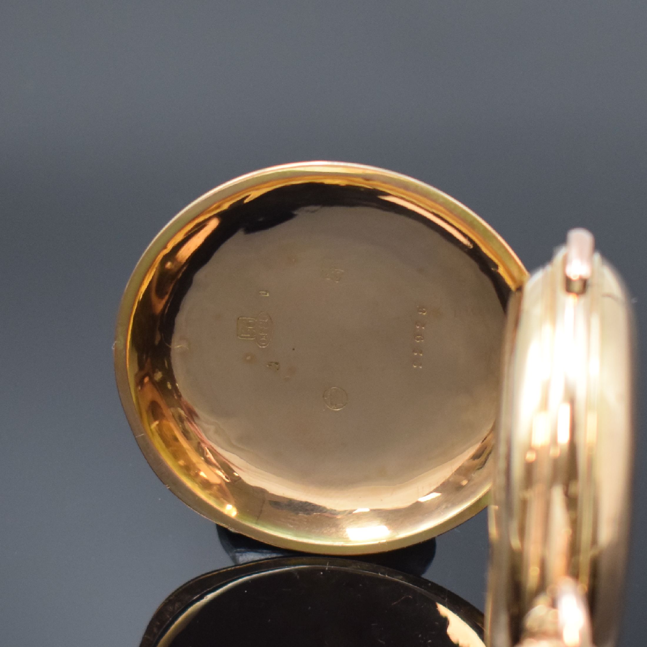 Detail d: Herrensavonette mit 1/4-Stunden-Repetition und Chronograph in RG 585/000, Schweiz um 1900, guill. 3-Deckel Goldgeh. dell., Cuvette m. Gravur, ...