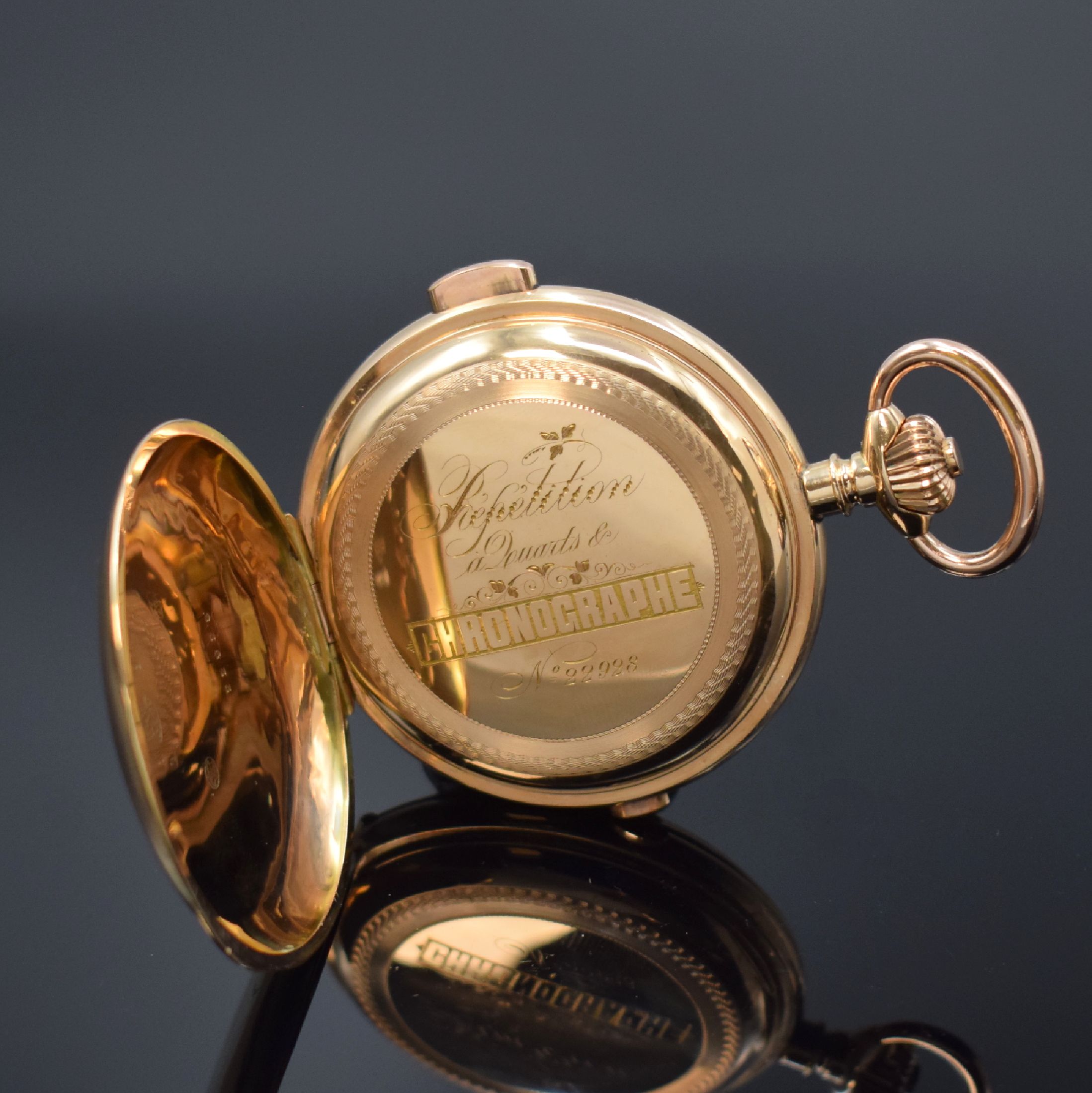 Detail e: Herrensavonette mit 1/4-Stunden-Repetition und Chronograph in RG 585/000, Schweiz um 1900, guill. 3-Deckel Goldgeh. dell., Cuvette m. Gravur, ...