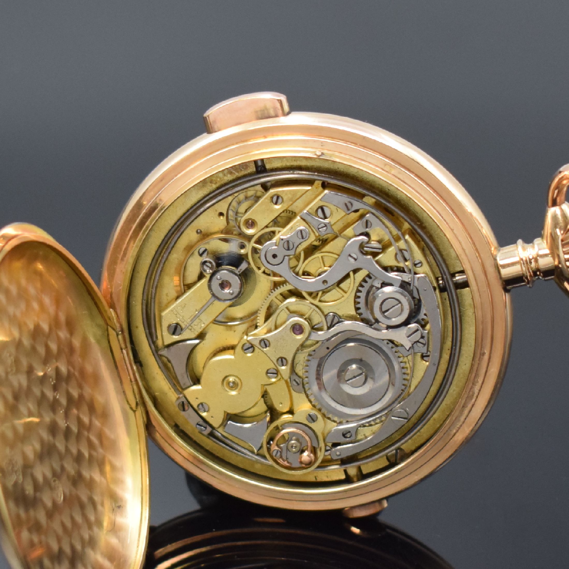 Detail g: Herrensavonette mit 1/4-Stunden-Repetition und Chronograph in RG 585/000, Schweiz um 1900, guill. 3-Deckel Goldgeh. dell., Cuvette m. Gravur, ...
