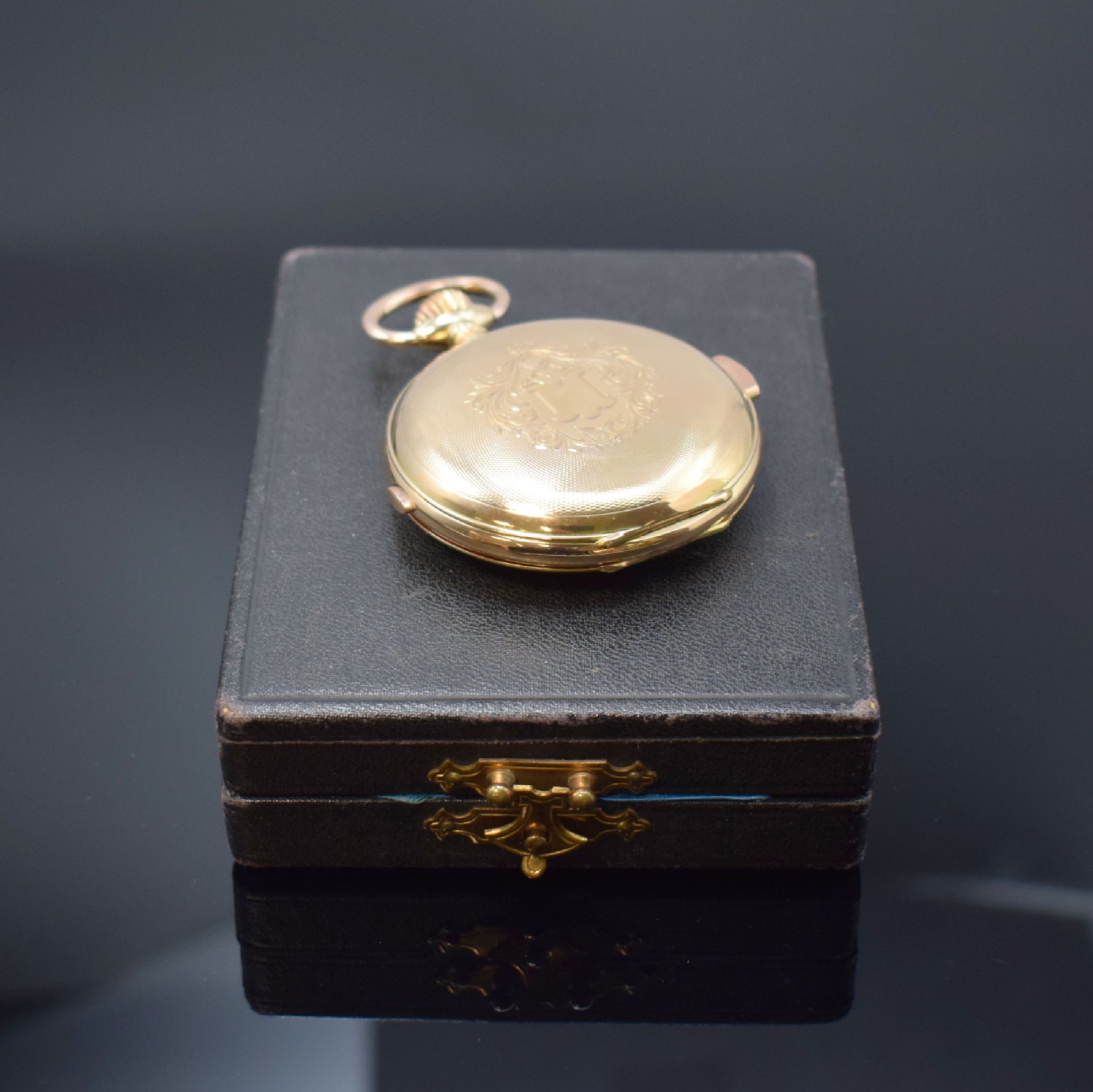 Detail h: Herrensavonette mit 1/4-Stunden-Repetition und Chronograph in RG 585/000, Schweiz um 1900, guill. 3-Deckel Goldgeh. dell., Cuvette m. Gravur, ...