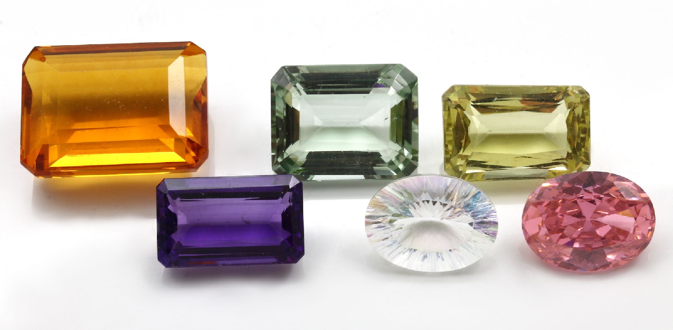 Fundgrube mit losen Edelsteinen zus. ca. 3500 ct, u. a. Malachit, Koralle, Topas, Grünachat, Tigerauge, Amethyst, Karneol, Jaspis, Turmaline, auch ...