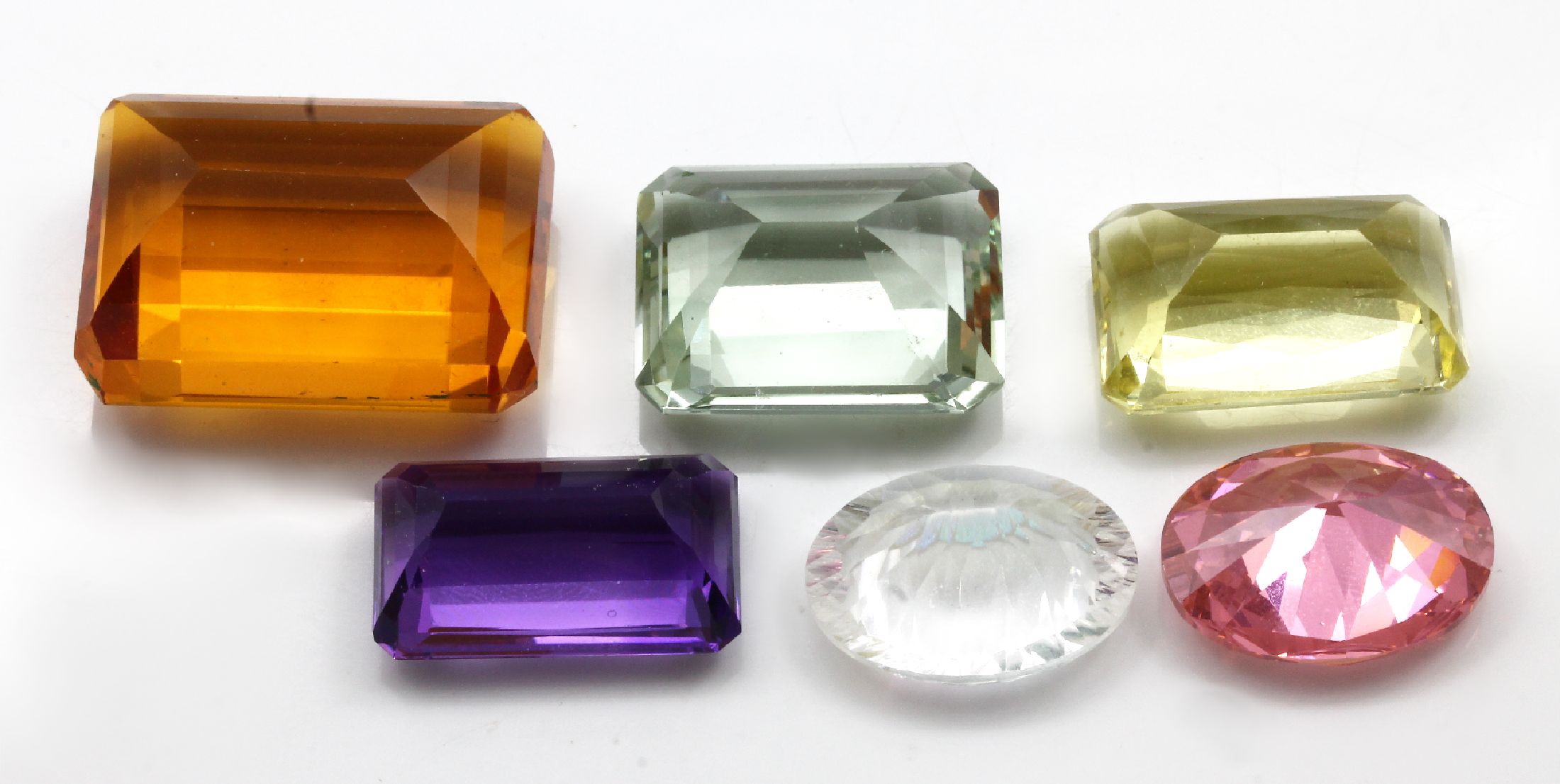 Detail a: Fundgrube mit losen Edelsteinen zus. ca. 3500 ct, u. a. Malachit, Koralle, Topas, Grünachat, Tigerauge, Amethyst, Karneol, Jaspis, Turmaline, auch ...