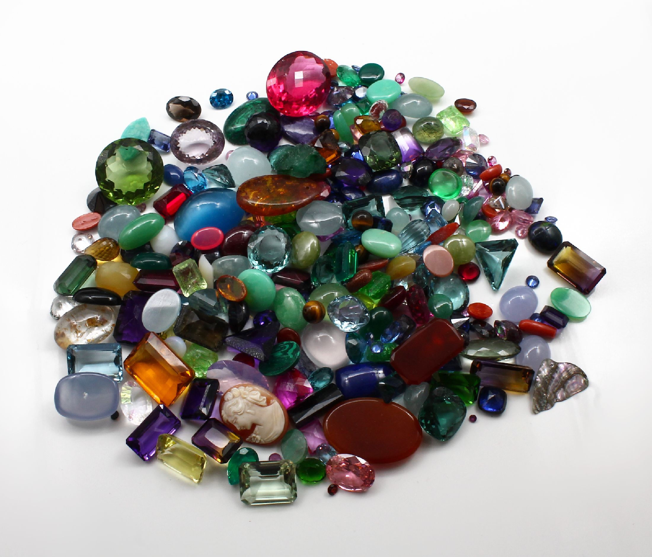 Detail d: Fundgrube mit losen Edelsteinen zus. ca. 3500 ct, u. a. Malachit, Koralle, Topas, Grünachat, Tigerauge, Amethyst, Karneol, Jaspis, Turmaline, auch ...
