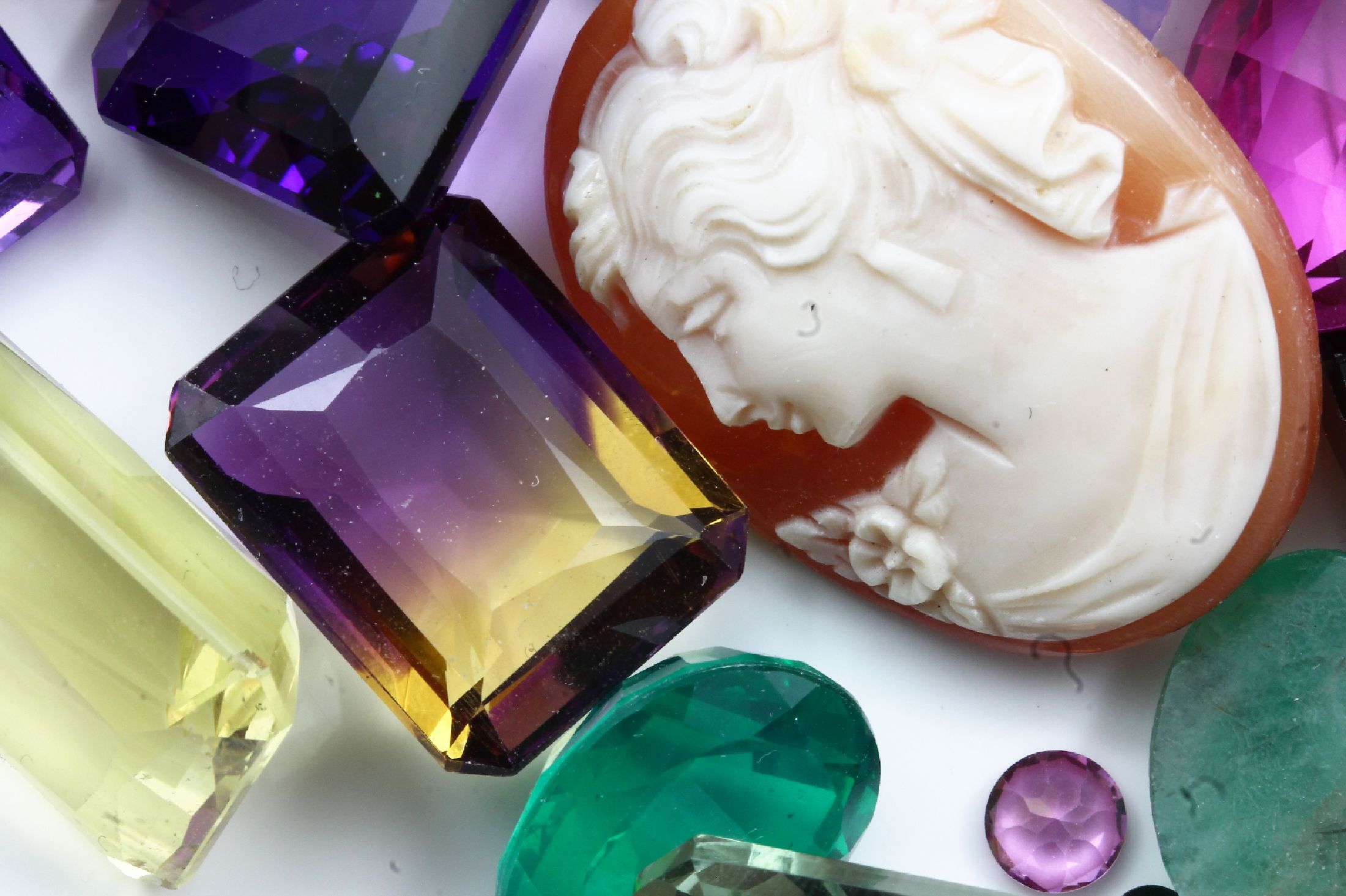 Detail e: Fundgrube mit losen Edelsteinen zus. ca. 3500 ct, u. a. Malachit, Koralle, Topas, Grünachat, Tigerauge, Amethyst, Karneol, Jaspis, Turmaline, auch ...