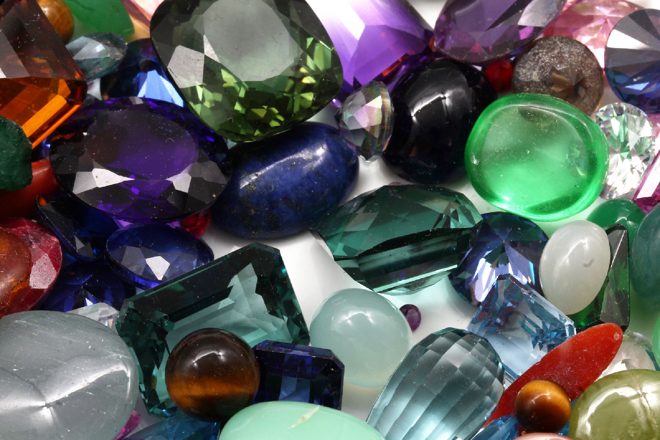 Detail f: Fundgrube mit losen Edelsteinen zus. ca. 3500 ct, u. a. Malachit, Koralle, Topas, Grünachat, Tigerauge, Amethyst, Karneol, Jaspis, Turmaline, auch ...