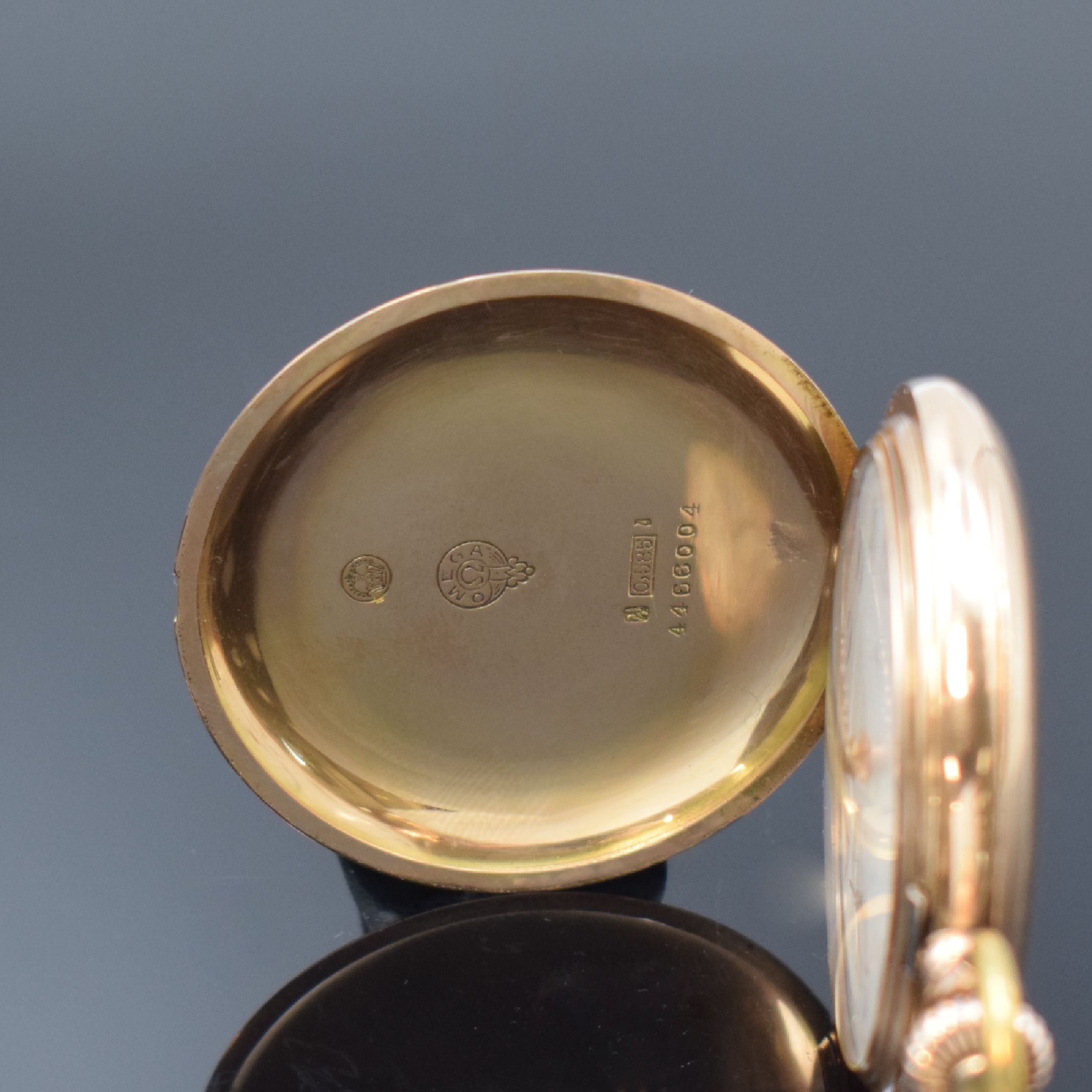 Detail a: OMEGA Herrensavonette in RG 585/000, Schweiz um 1915, guill. 3-Deckel Goldgeh. dell., Bügel später, 2-tlg. Emailzifferbl. rep., kl. Sek. b. 6, ...