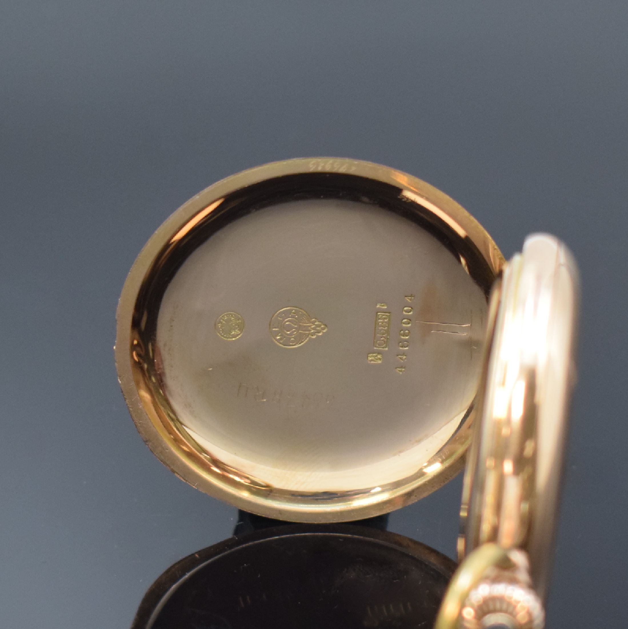 Detail d: OMEGA Herrensavonette in RG 585/000, Schweiz um 1915, guill. 3-Deckel Goldgeh. dell., Bügel später, 2-tlg. Emailzifferbl. rep., kl. Sek. b. 6, ...