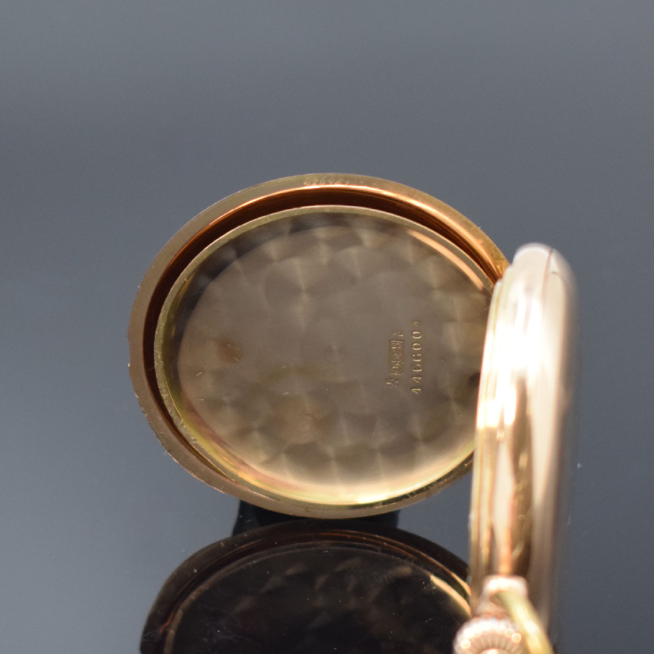 Detail f: OMEGA Herrensavonette in RG 585/000, Schweiz um 1915, guill. 3-Deckel Goldgeh. dell., Bügel später, 2-tlg. Emailzifferbl. rep., kl. Sek. b. 6, ...
