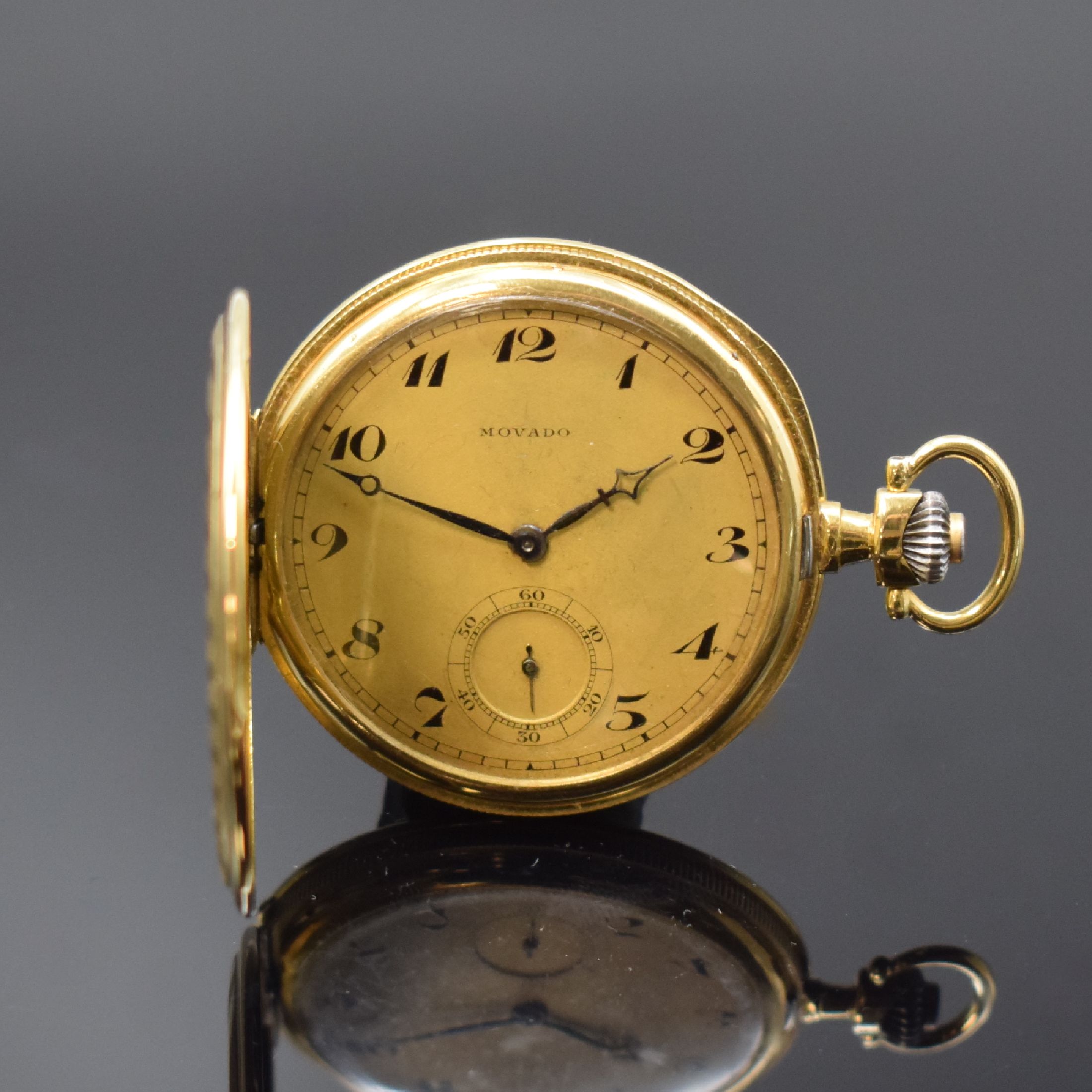MOVADO Savonette Frackuhr in GG 750/000, Schweiz um 1925, Streifen-guill. 3-Deckel Goldgeh., gerippter Rand, Cuvette m. Medaillengrav., gold. ...