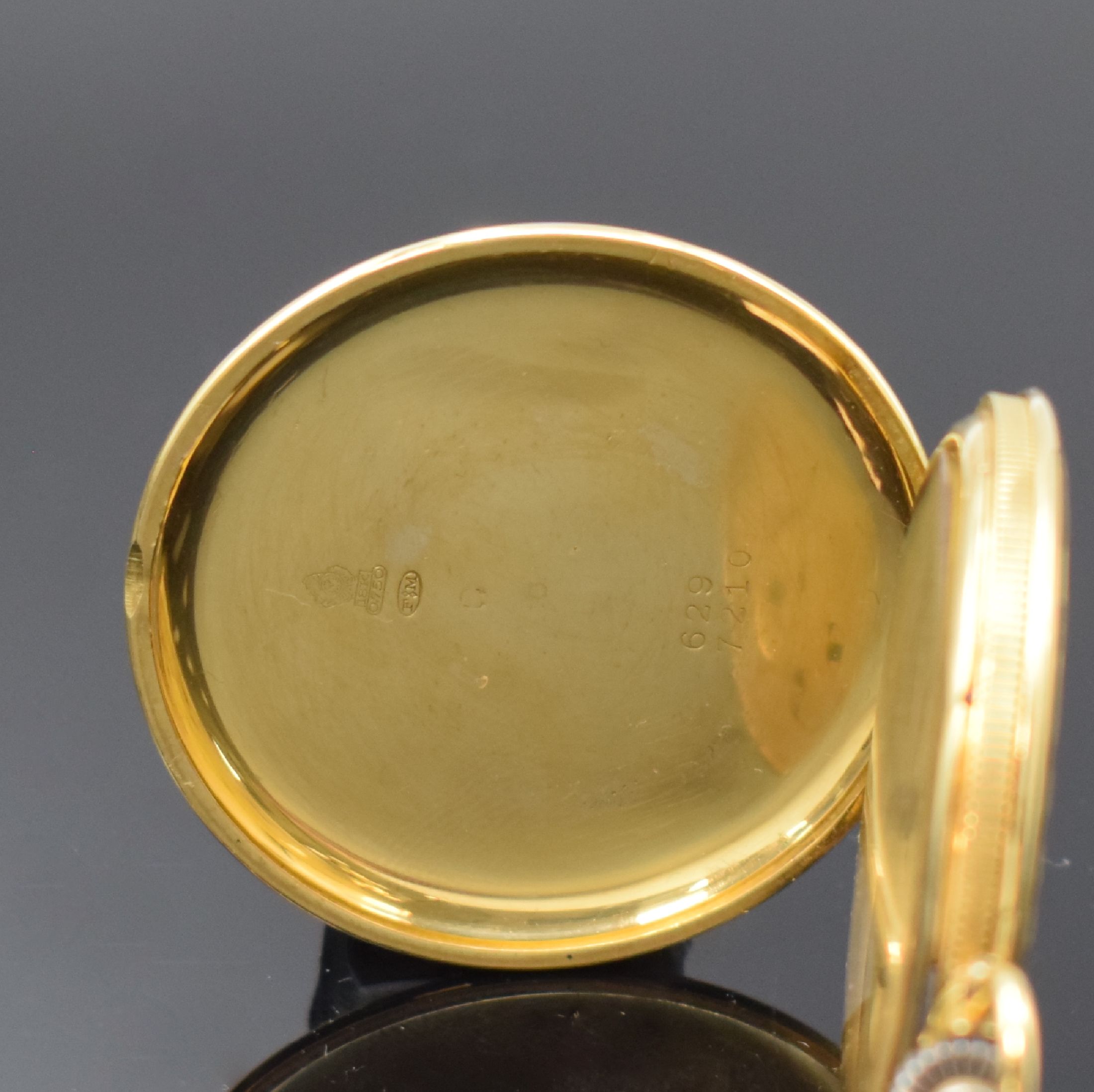Detail a: MOVADO Savonette Frackuhr in GG 750/000, Schweiz um 1925, Streifen-guill. 3-Deckel Goldgeh., gerippter Rand, Cuvette m. Medaillengrav., gold. ...