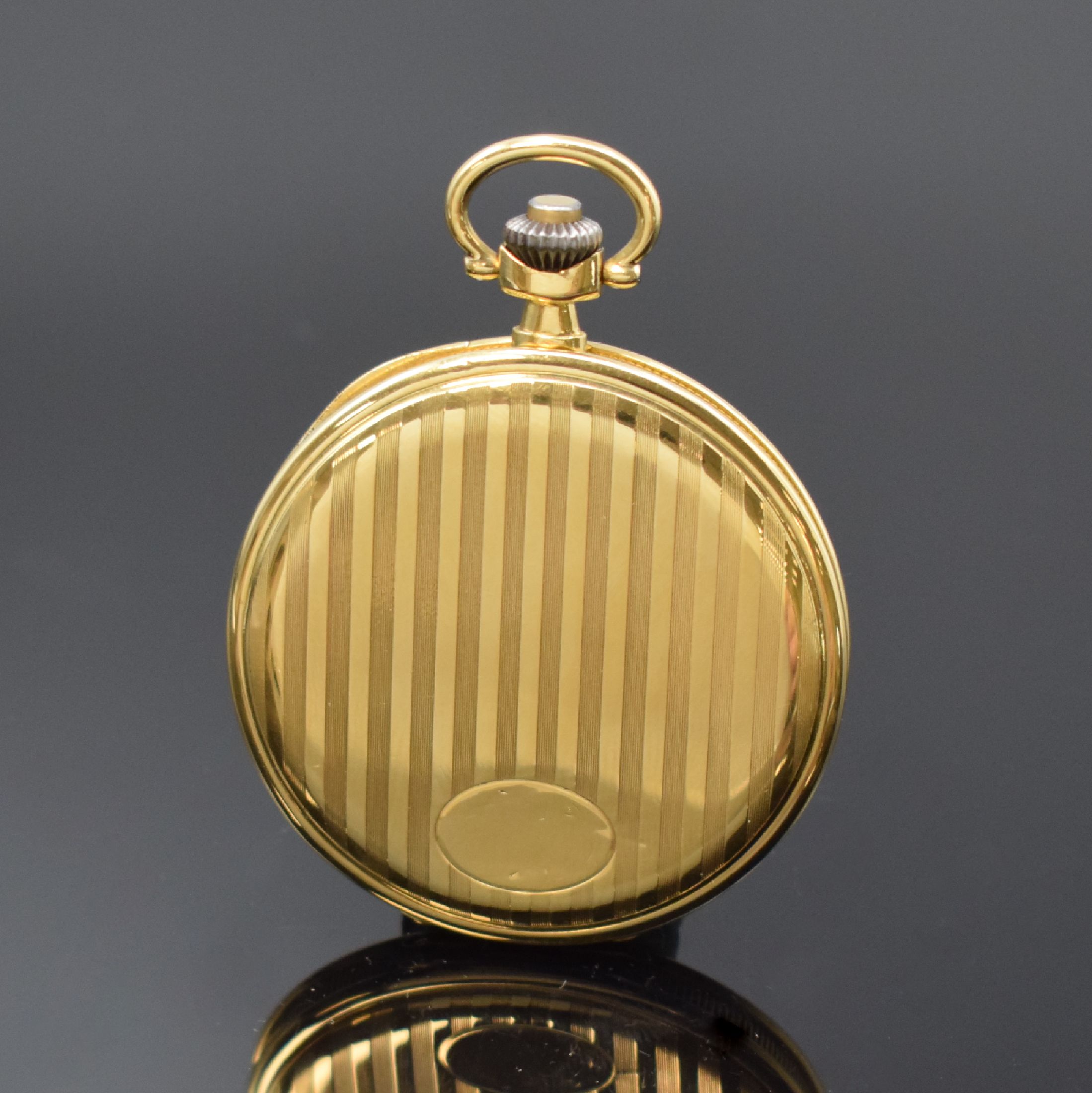 Detail b: MOVADO Savonette Frackuhr in GG 750/000, Schweiz um 1925, Streifen-guill. 3-Deckel Goldgeh., gerippter Rand, Cuvette m. Medaillengrav., gold. ...